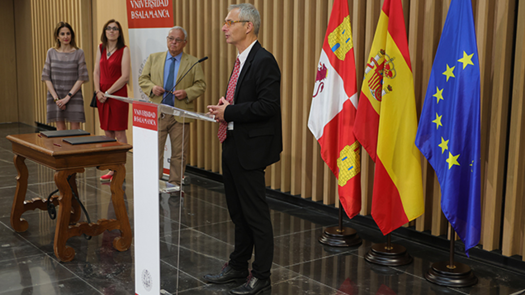 Un momento de la firma del convenio.