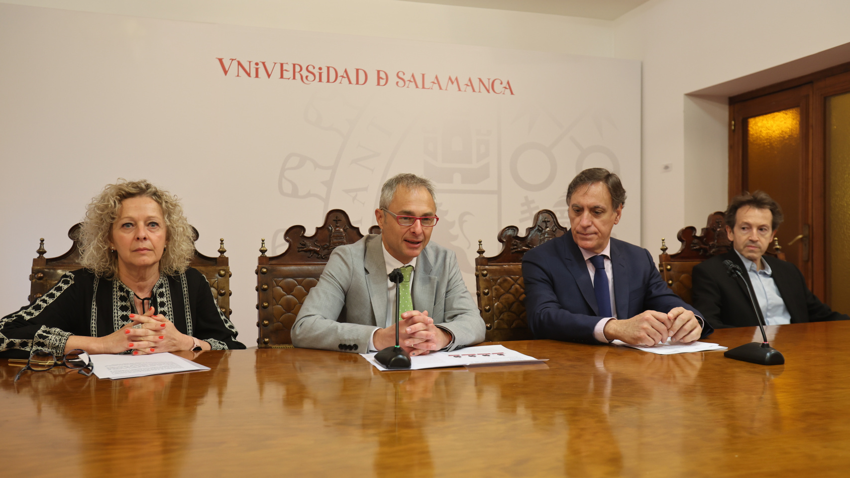 Celia Aramburu, vicerrectora de Estudiantes; Ricardo Rivero, rector de la Universidad de Salamanca; Carlos G. Carbayo, alcalde de Salamanca; y Fernando Gil Villa, coordinador de las jornadas.