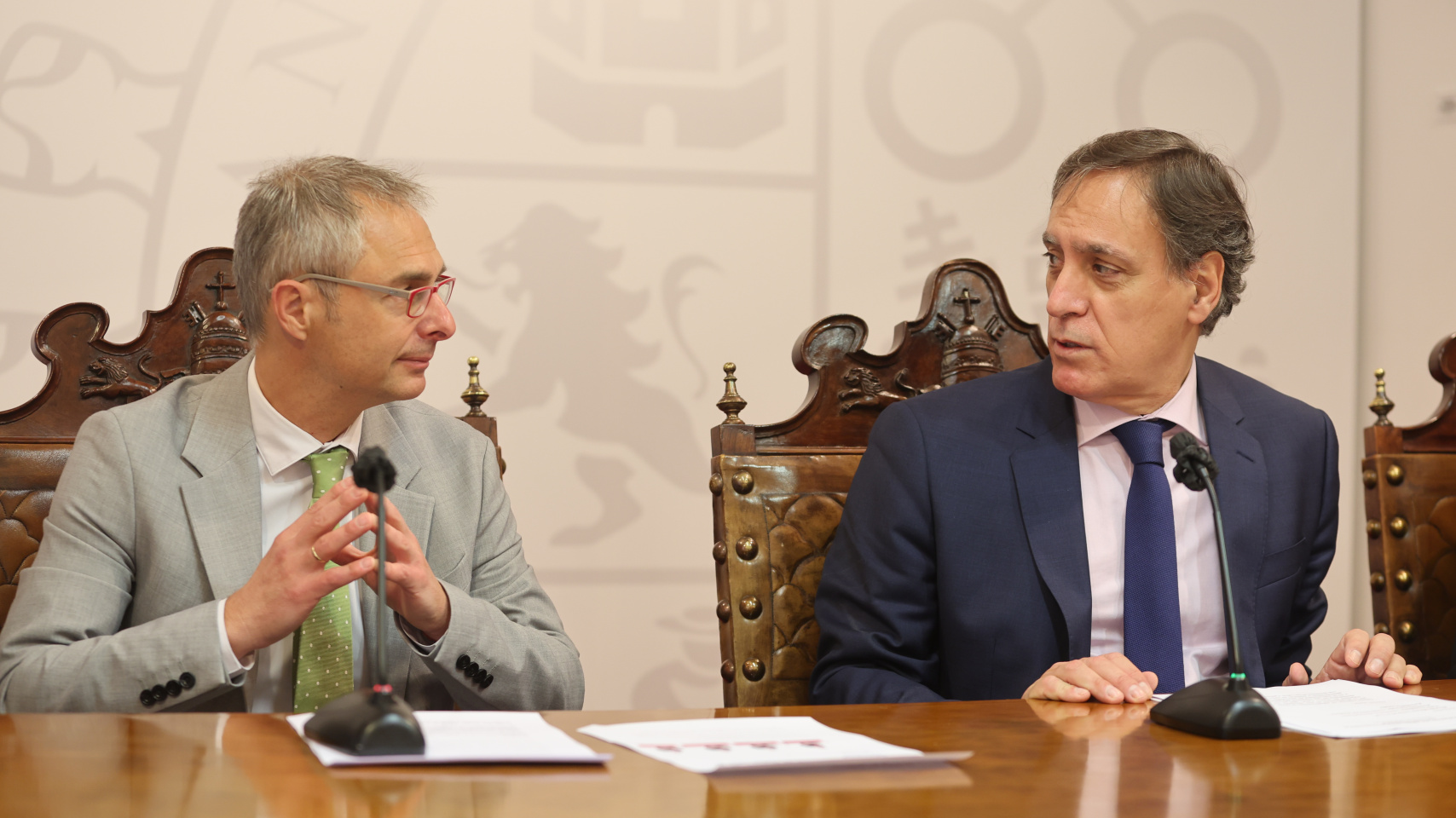 Ricardo Rivero, rector de la Universidad de Salamanca y Carlos G. Carbayo, alcalde de Salamanca.