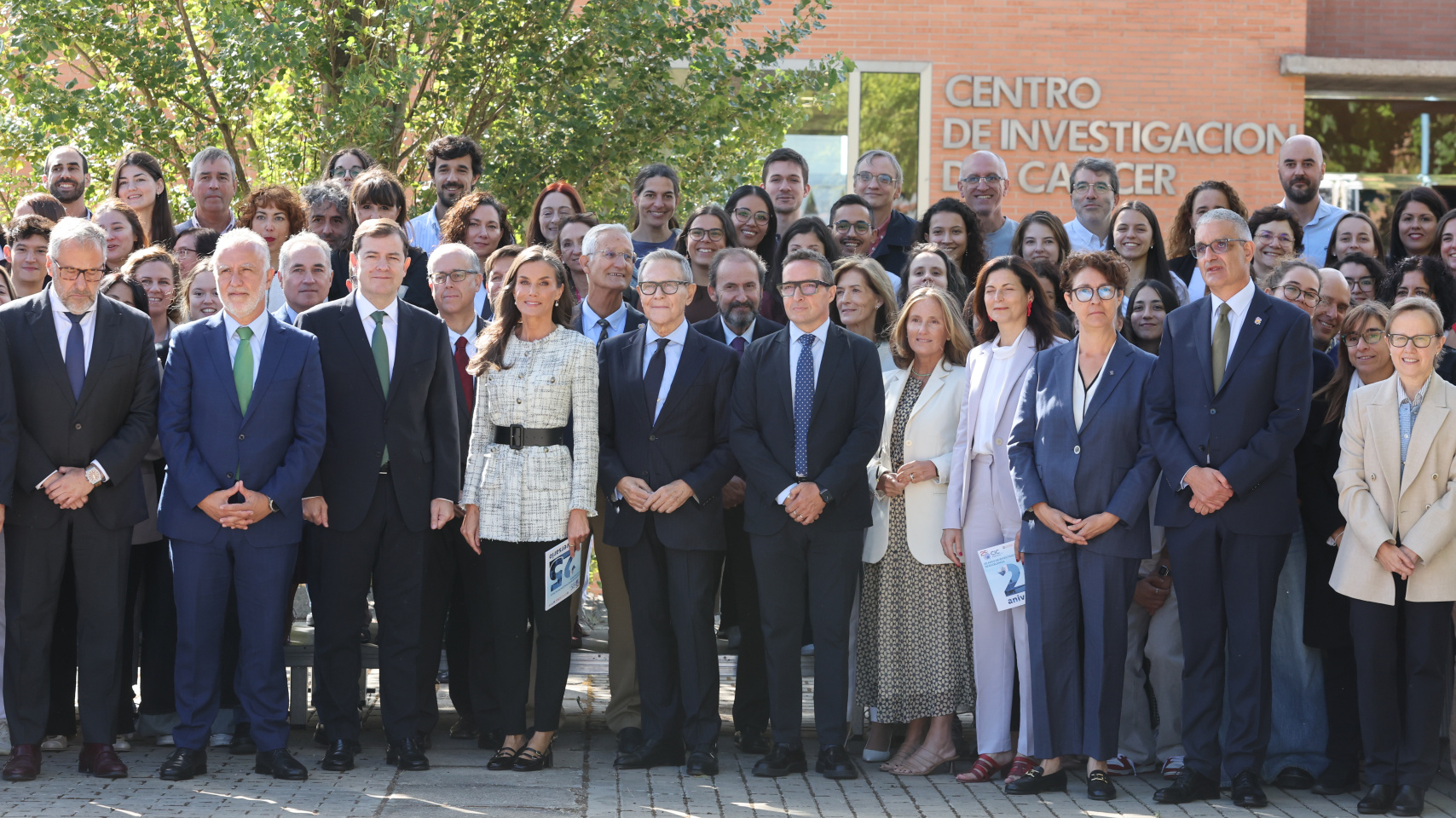 La Reina Letizia conoce los proyectos científicos en curso en su visita al Centro de Investigación del Cáncer de la USAL por su 25º aniversario