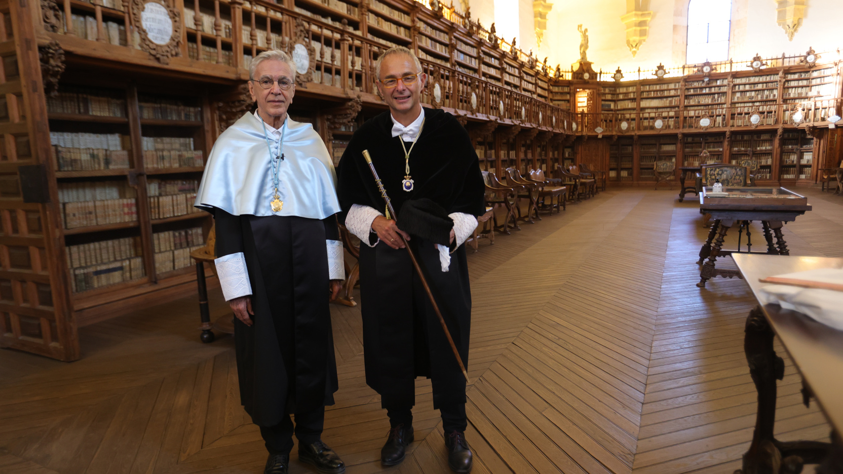 Caetano Veloso posa junto con el rector al término de la ceremonia, en la biblioteca general.JPG