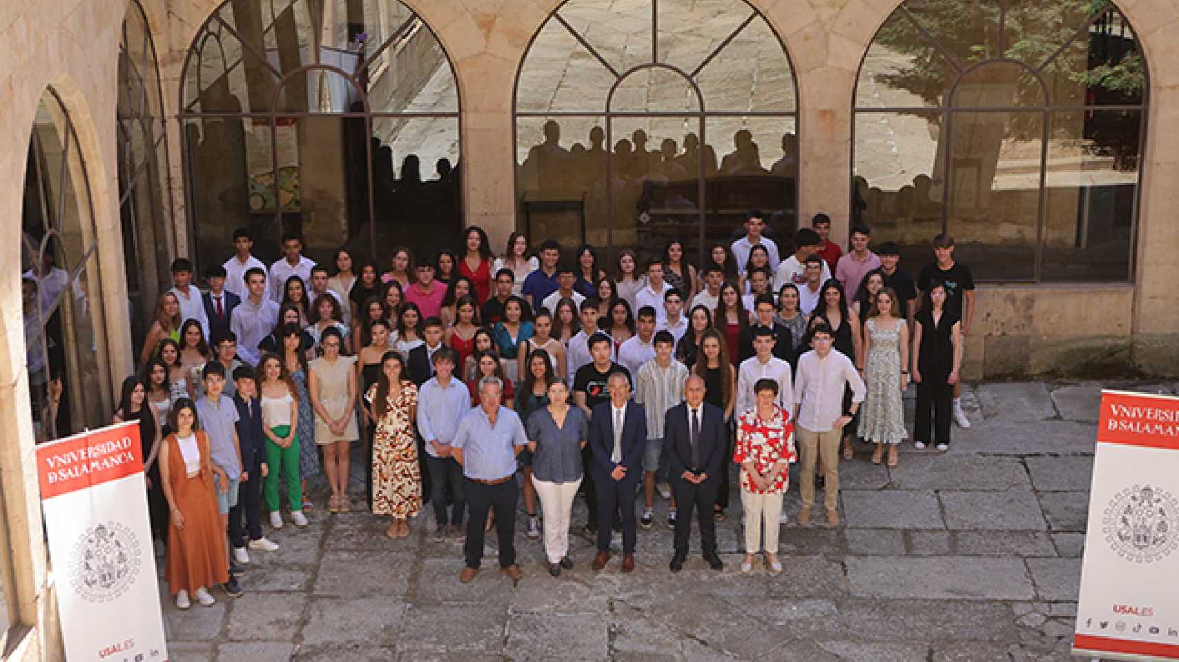 Foto de familia junto a la secuoya centenaria
