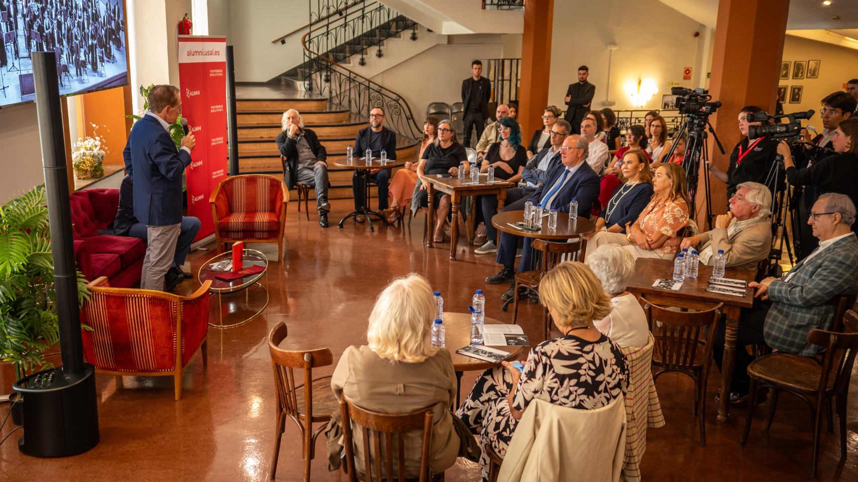 La Universidad de Salamanca homenajea a Carmen Martín Gaite ante un Teatro Monumental de Madrid abarrotado