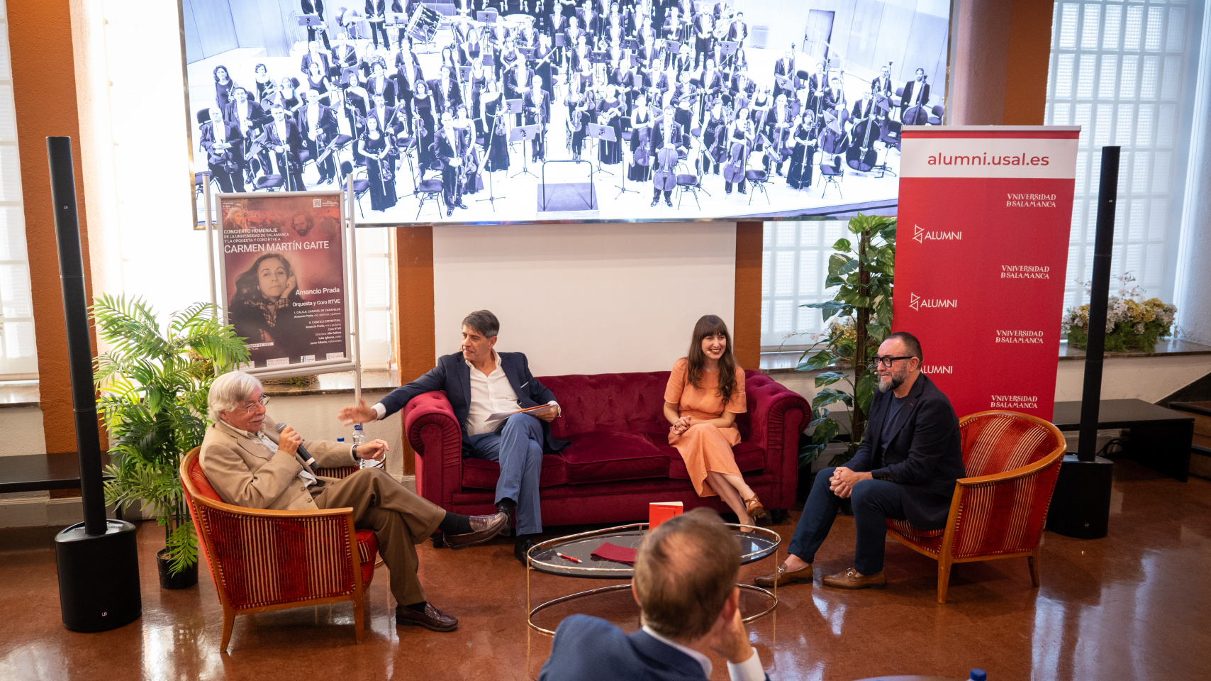 La Universidad de Salamanca homenajea a Carmen Martín Gaite ante un Teatro Monumental de Madrid abarrotado