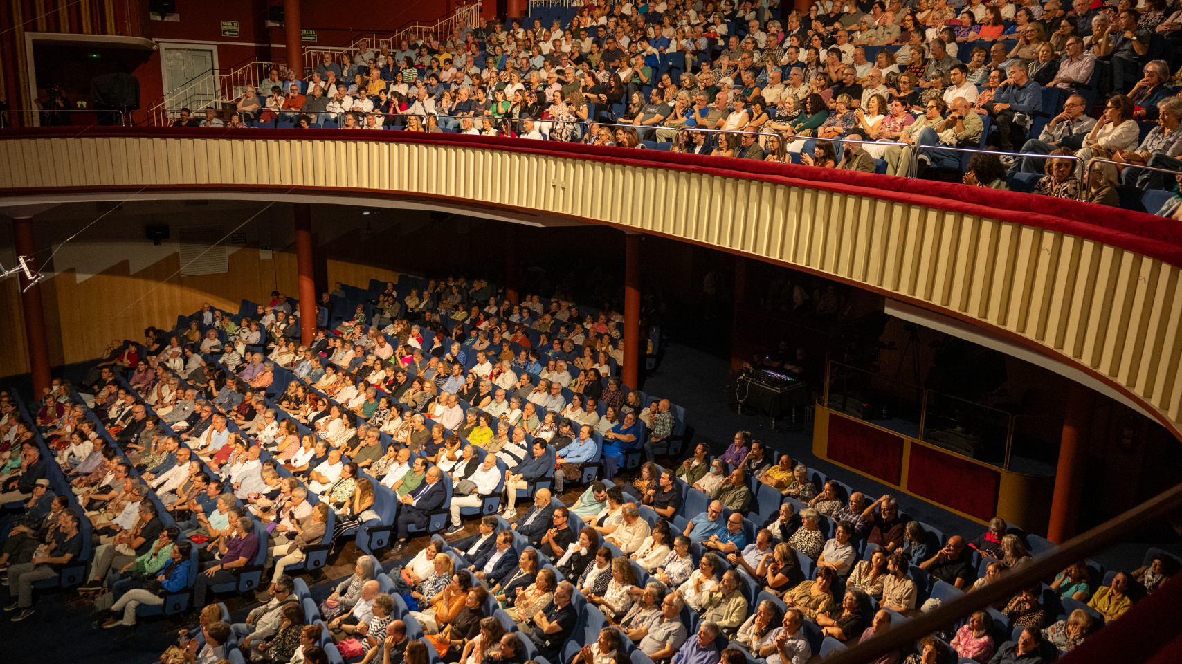 La Universidad de Salamanca homenajea a Carmen Martín Gaite ante un Teatro Monumental de Madrid abarrotado