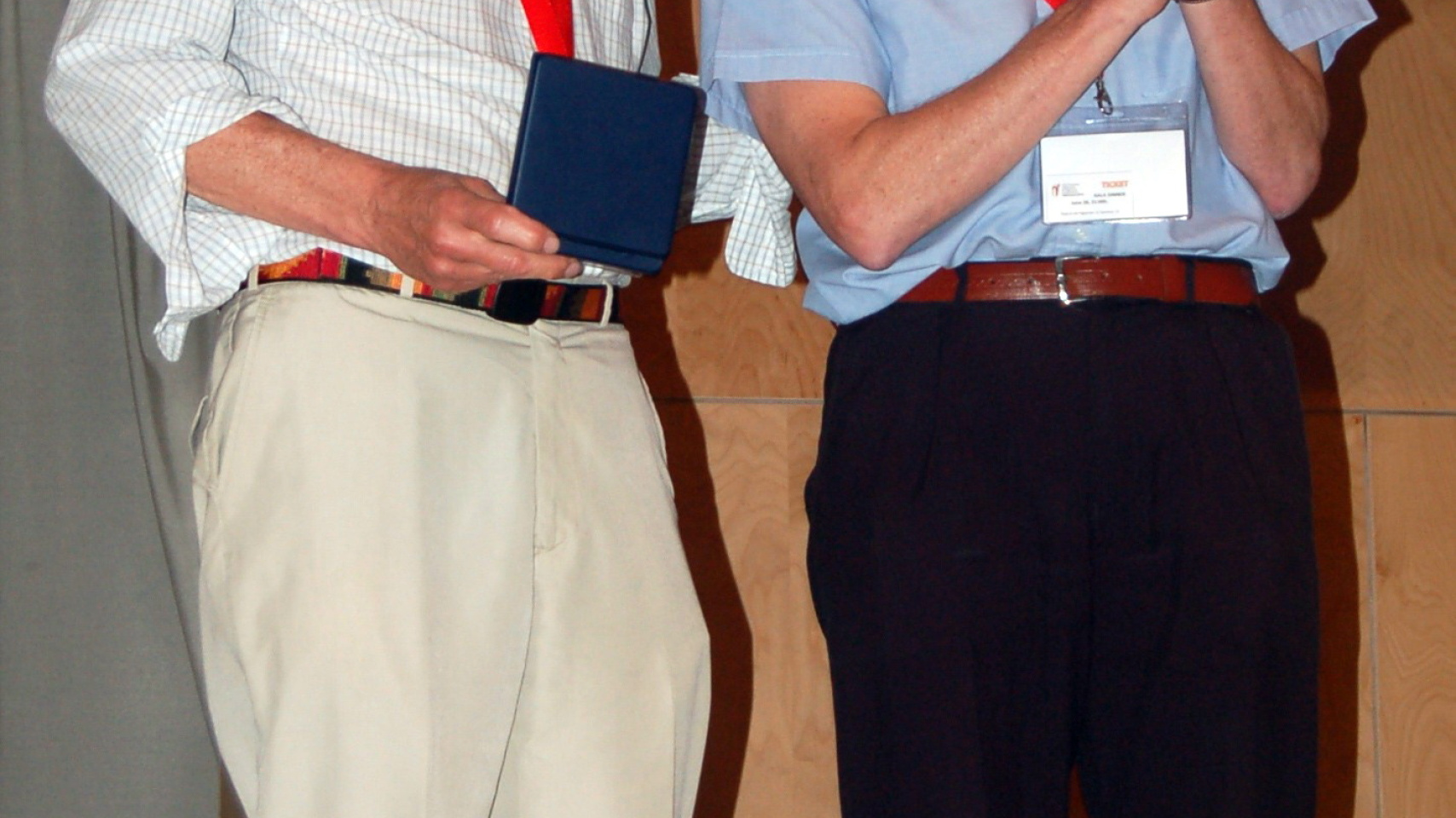 Bernard Moss (izquierda), del Instituto Nacional de la Salud de EEUU, recibe el premio presentado por el Profesor Geoffey Smith de la Universidad de Cambridge.