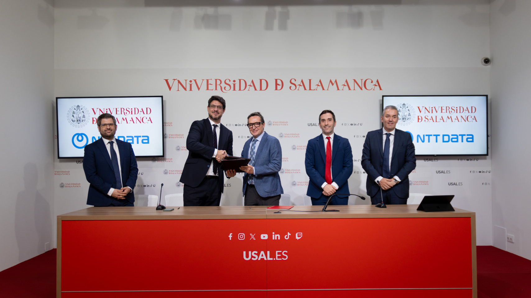 Creación de la Cátedra "Justicia Digital USAL-NTT DATA". De izq. a dcha.: David Fraguela Muñiz, Carlos Tabernero Fernández, Juan Manuel Corchado Rodríguez, Federico Bueno de Mata y Fernando Criado Bueno.