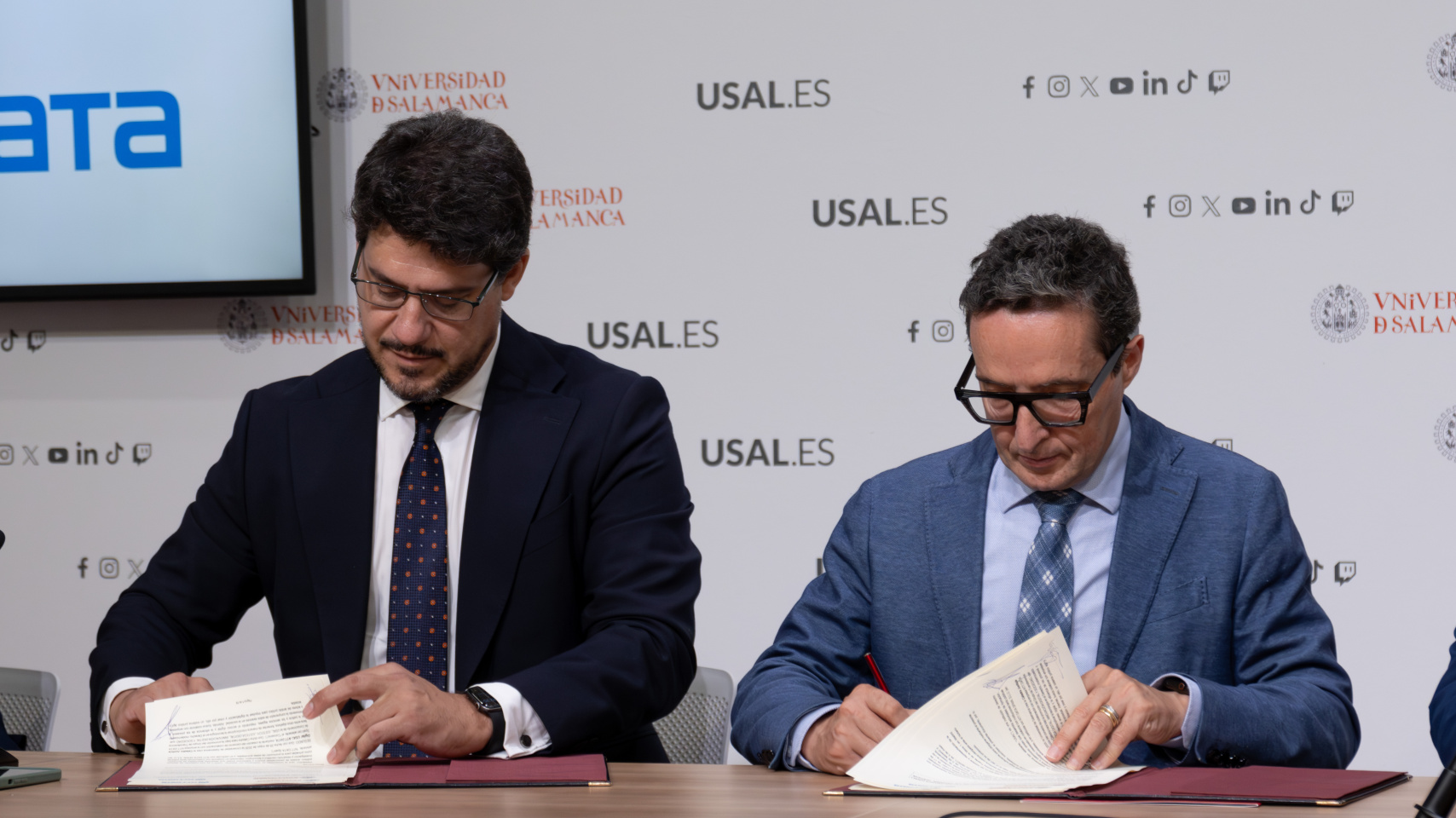 Firma de la creación de la "Cátedra Justicia Digital USAL-NTT DATA"