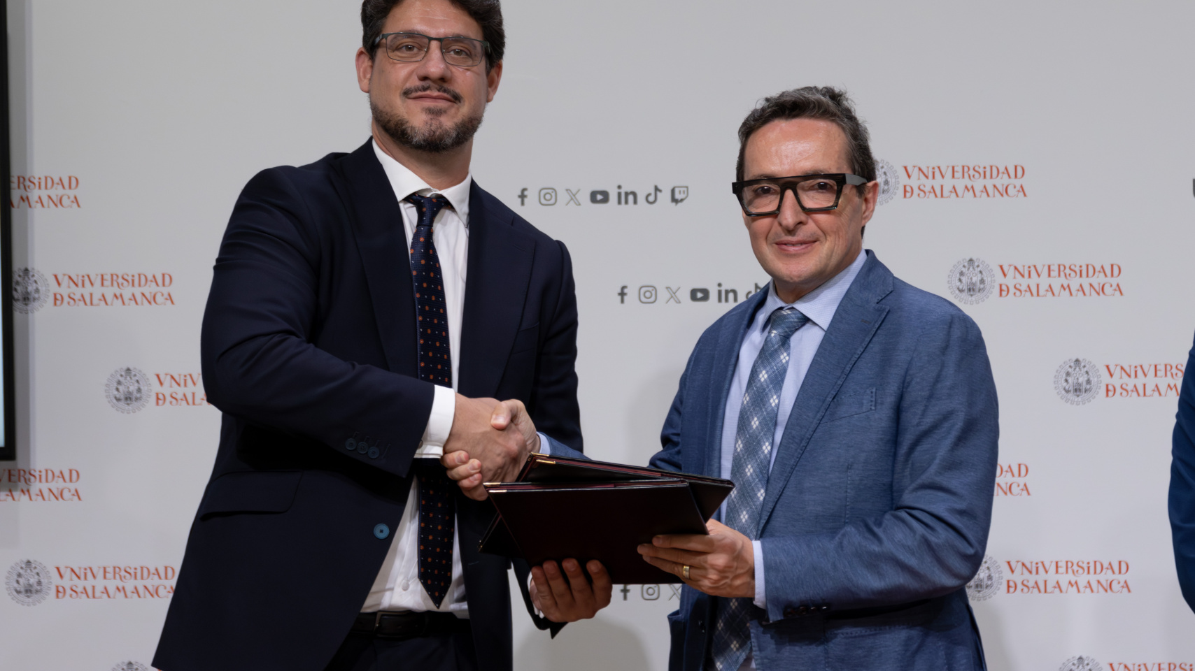 Carlos Tabernero Fernández y Juan Manuel Corchado en la firma de la cátedra.