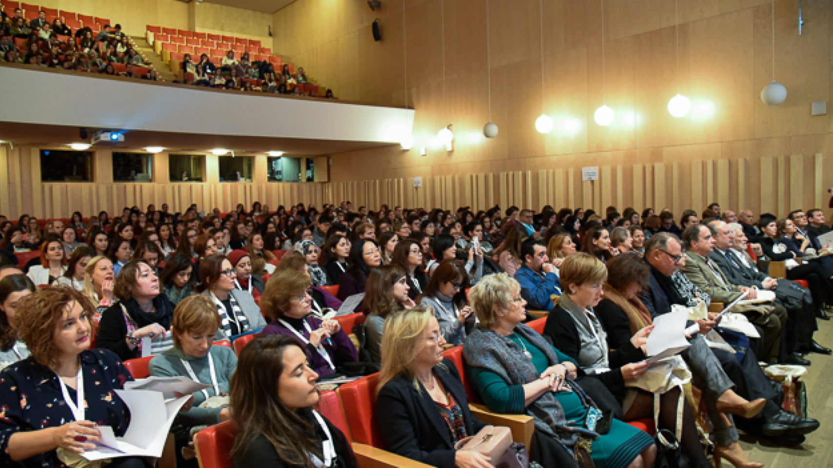 Aspecto del auditorio de la Hospedería Fonseca durante la inauguración