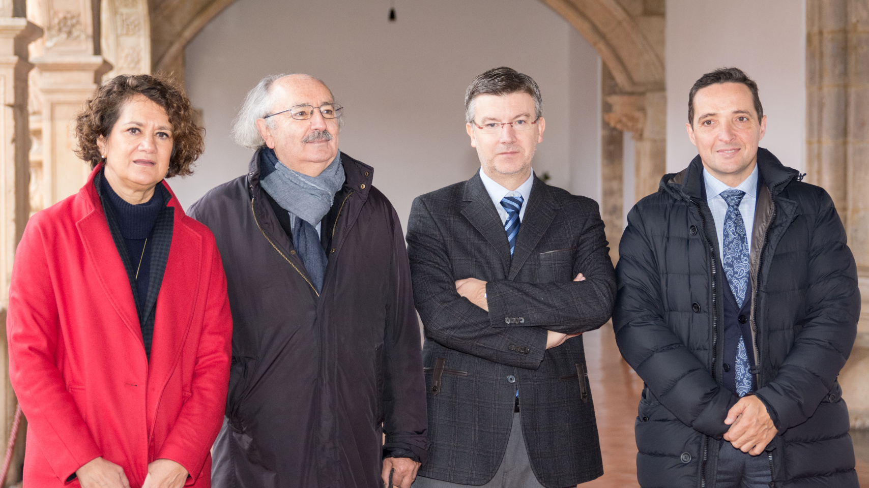 El Salón de la Cúpula del Colegio Arzobispo Fonseca ha acogido este martes un desayuno con los medios de comunicación de Salamanca para presentar la antología poética “Lumbres”