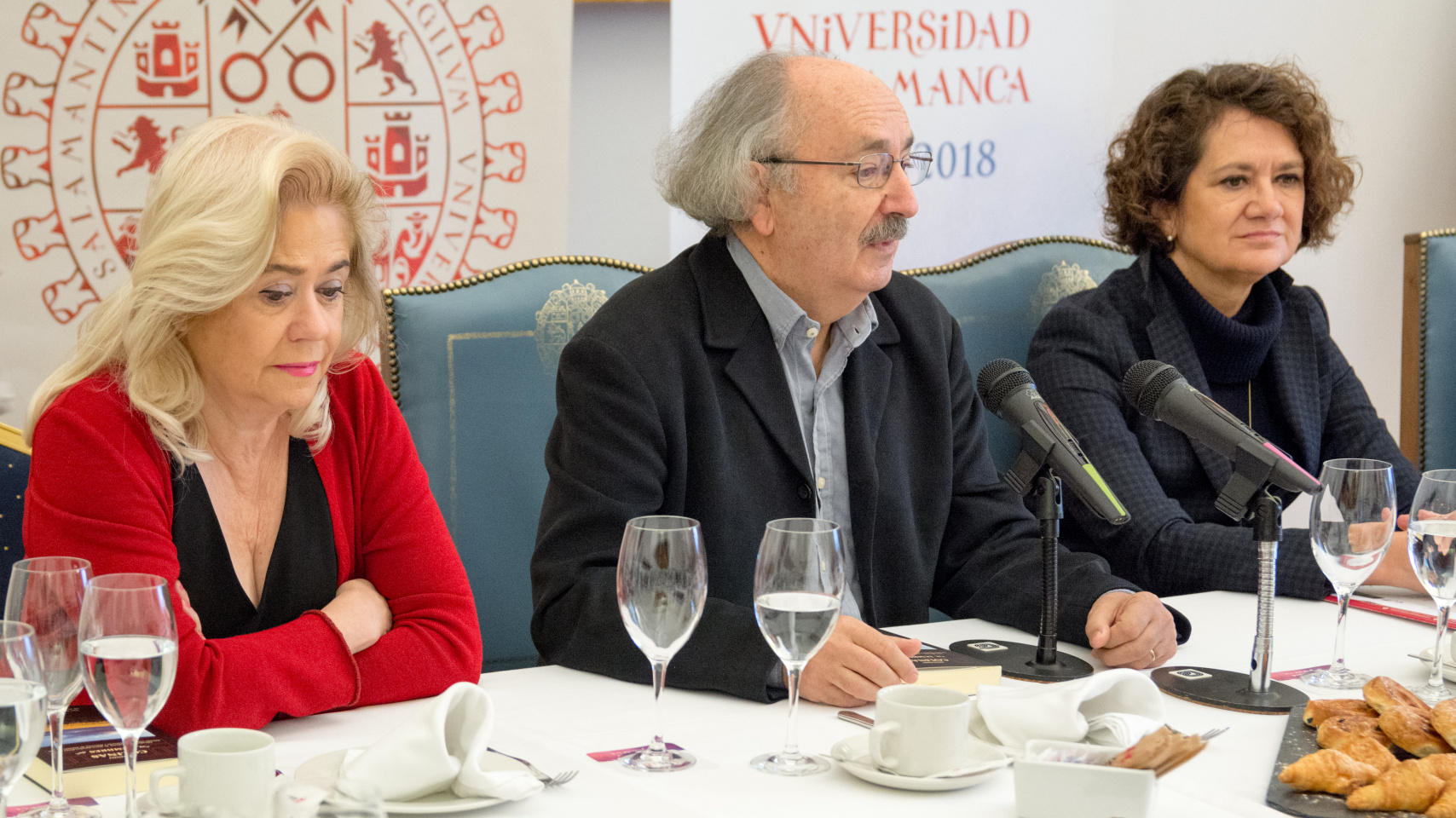 La obra incluye tres poemas manuscritos del autor y otros tres inéditos