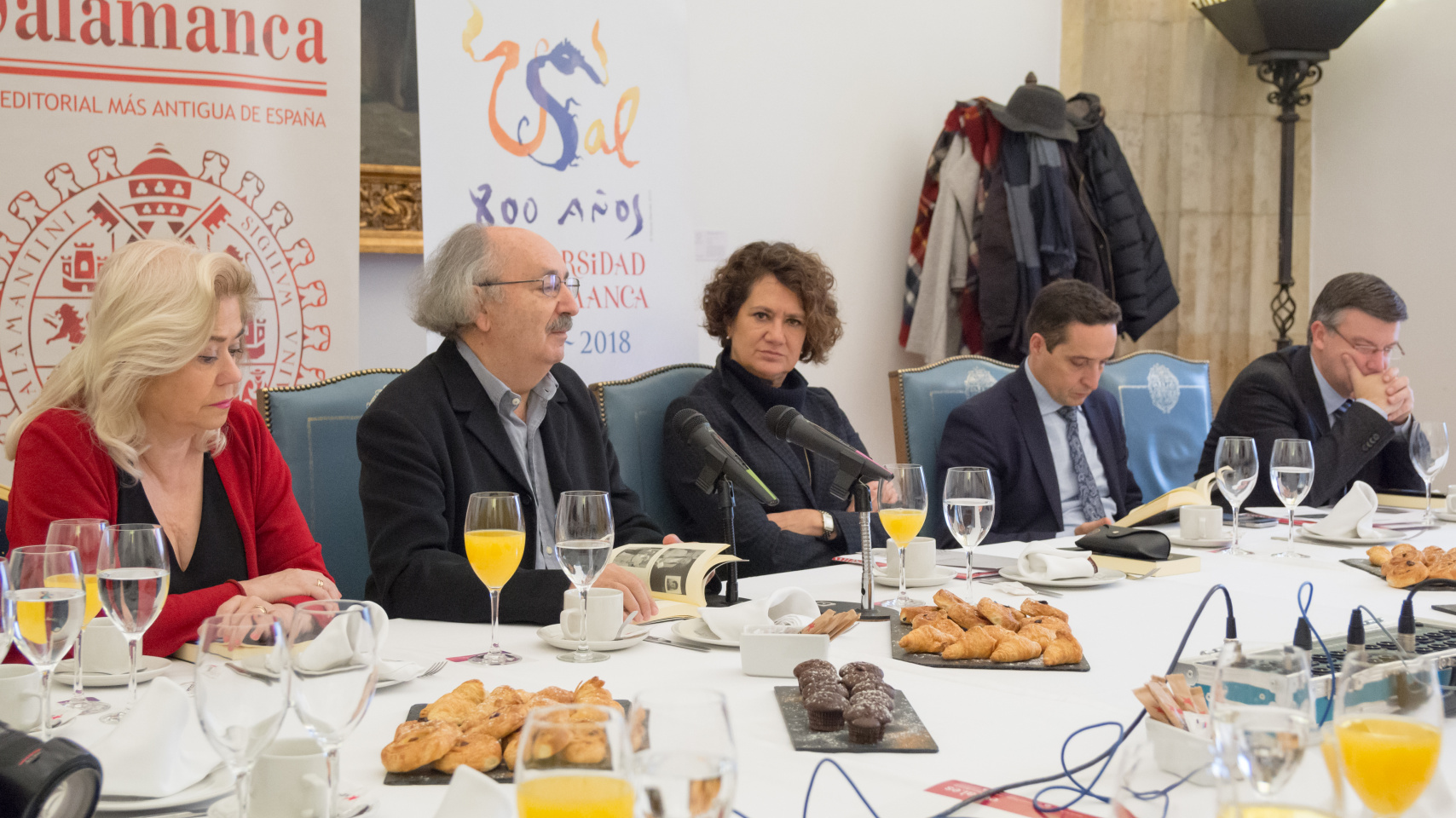 De izquierda a derecha, Esther Martínez Quinteiro, delegada del rector de la Universidad de Salamanca para las relaciones con Patrimonio Nacional; Antonio Colinas, XXV Premio Reina Sofía de Poesía Iberoamericana; Mª. Ángeles Serrano y Juan Manuel Corchado, vicerrectores de Internacionalización, y de Investigación y Transferencia, respectivamente, y Eduardo Azofra, director de Ediciones Universidad de Salamanca