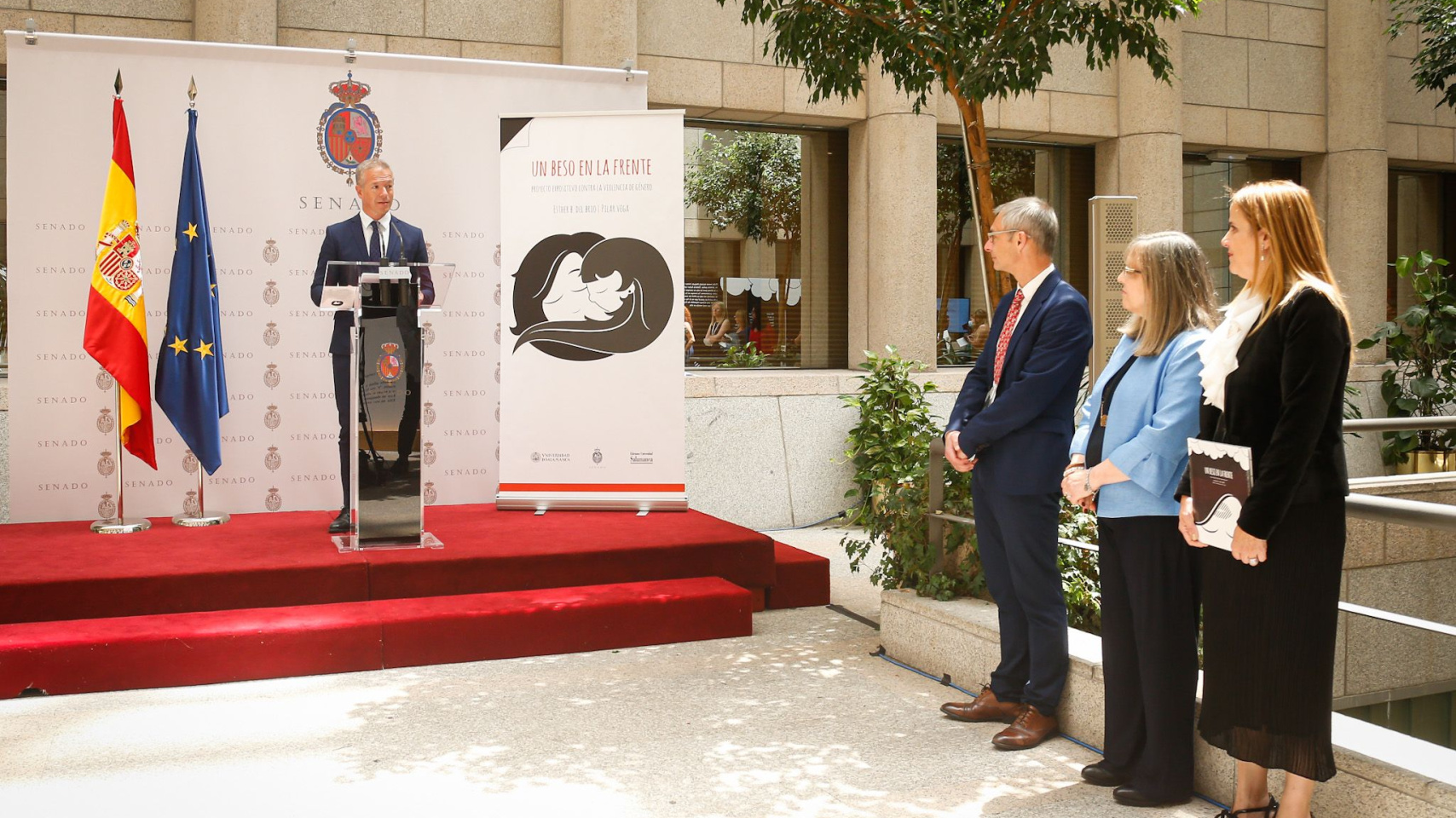 El presidente del Senado, Ander Gil; el rector, Ricardo Rivero; la senadora y profesora de la USAL, Esther Bríos; y la directora de la Unidad de Igualdad de la Universidad de Salamanca, Inmaculada Sánchez-Barrios.