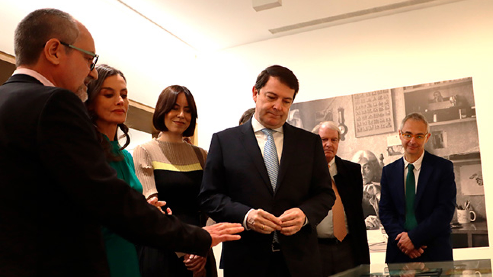 La Reina Letizia conoce el potencial de la enseñanza del español y el legado de Martín Gaite en su visita al CIE