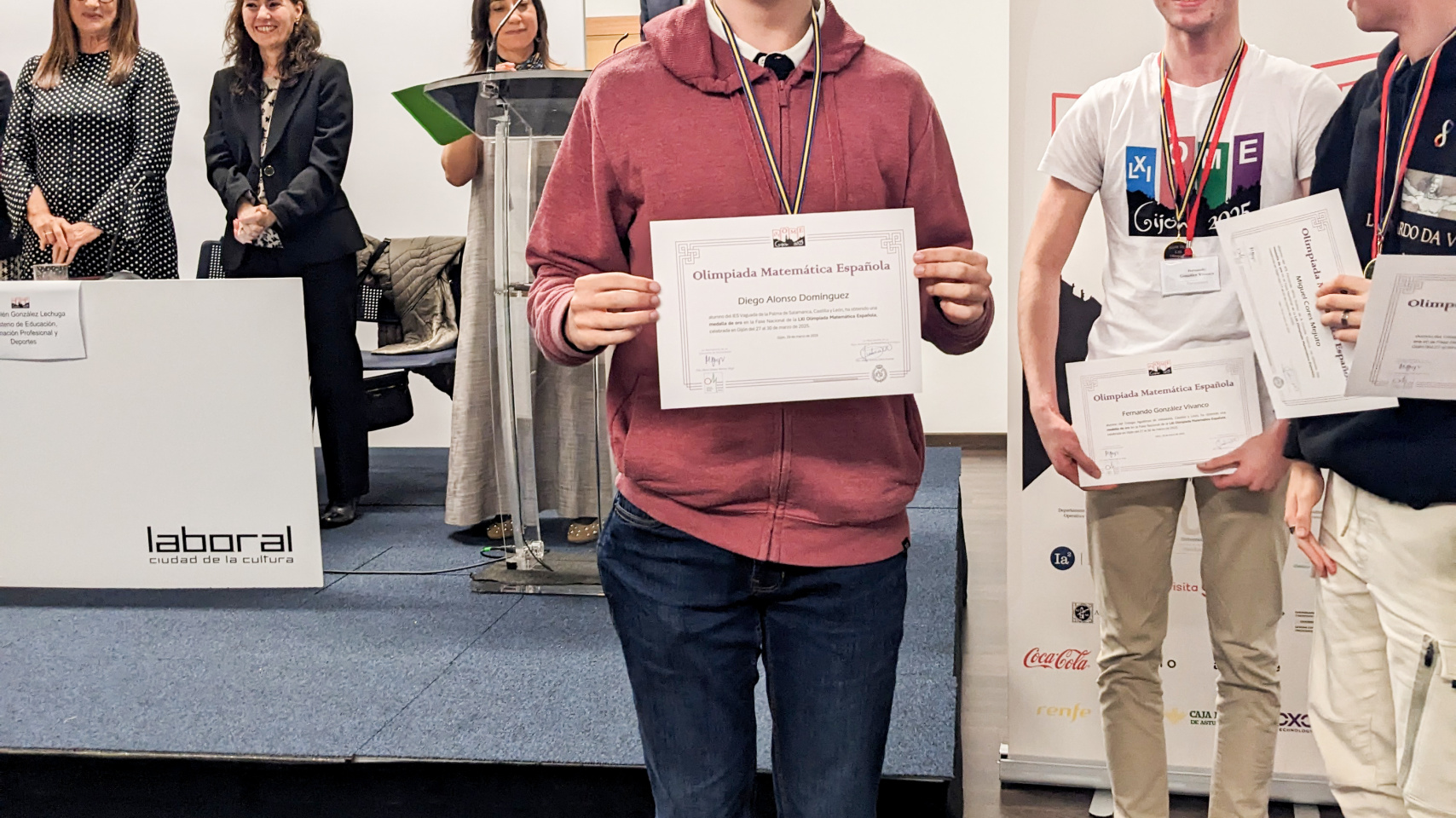 Diego Alonso Domínguez posa con la medalla de oro y el diploma tras superar las pruebas de la LXI Olimpiada de Matemáticas