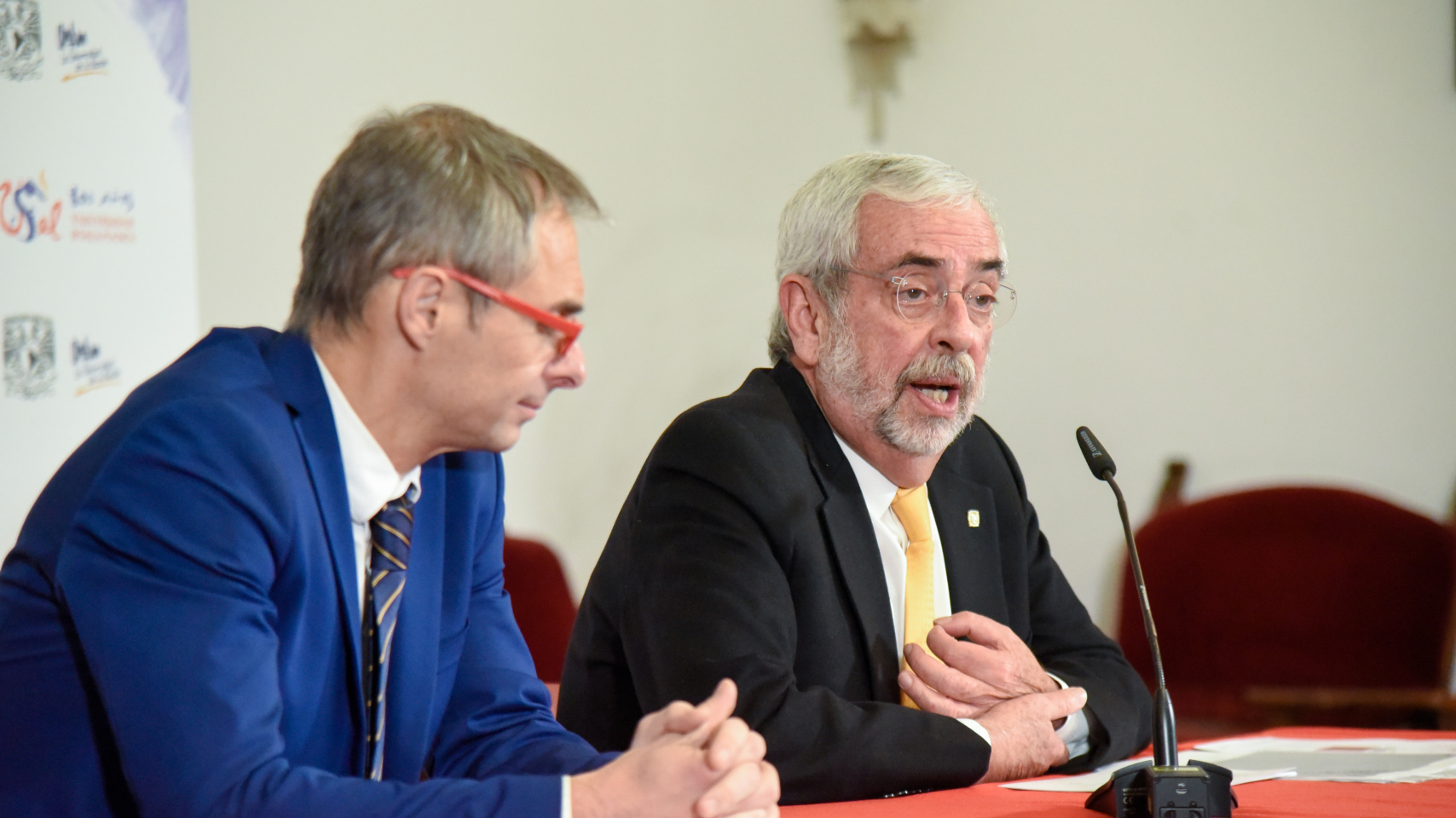 La conversación entre los rectores.