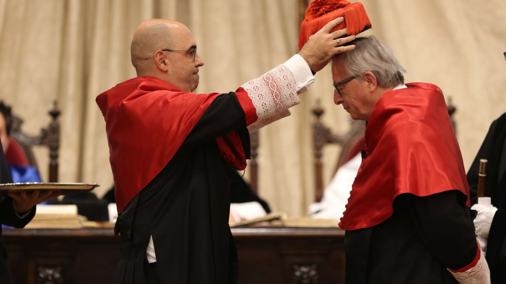 Momento de la investidura como doctor honoris causa de Jean Claude Juncker