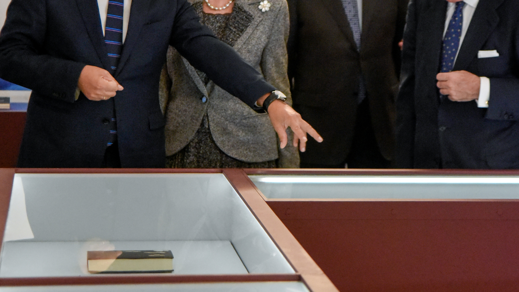 Un momento de la visita a la exposición “Encuadernaciones artísticas del Premio Reina Sofía de Poesía Iberoamericana de la Real Biblioteca (1992-2018)”