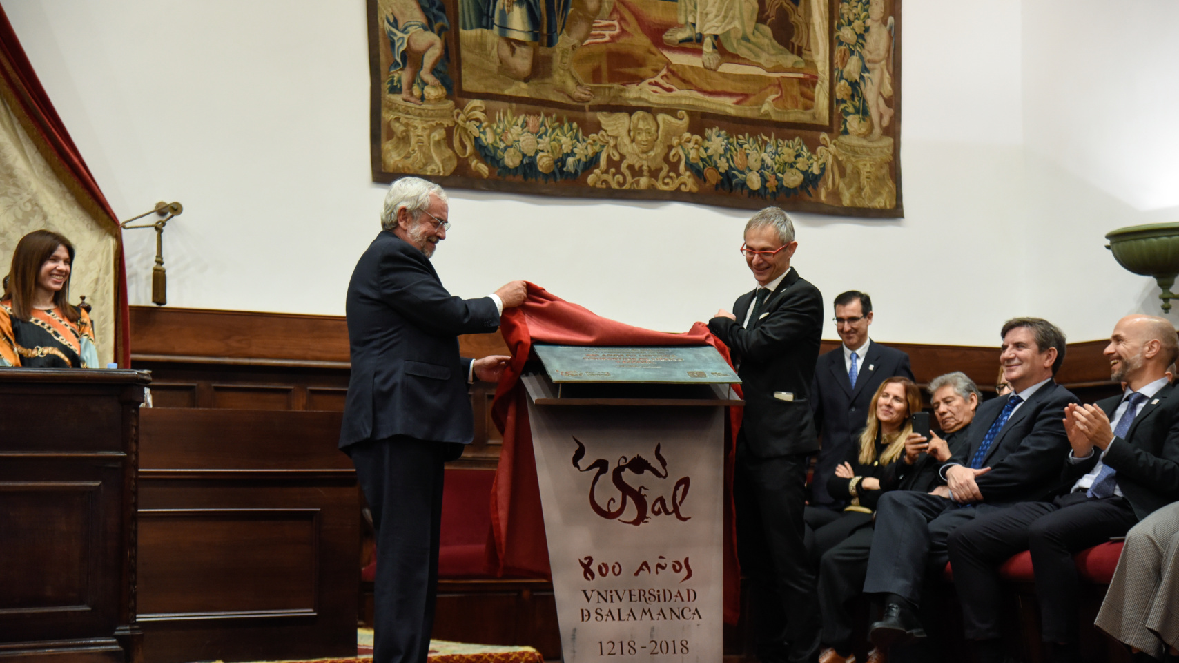 Los rectores de las universidades mientras se destapa la placa.