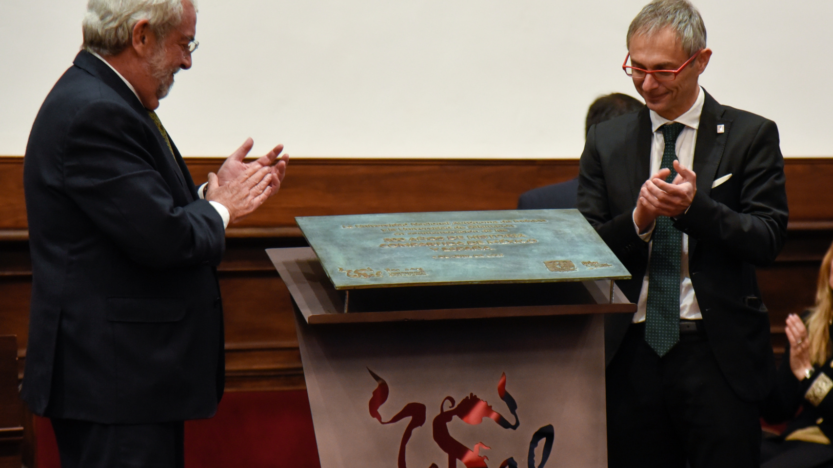 Los rectores desvelan la placa conmemorativa.