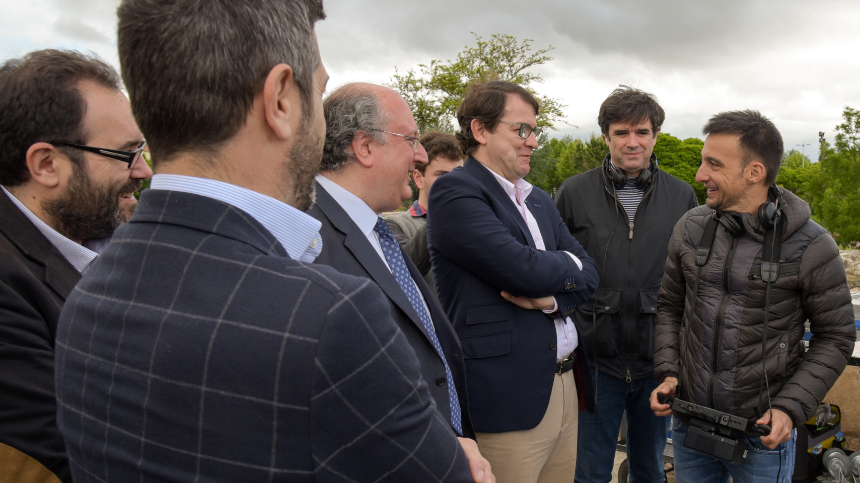 Enrique Cabero y Fernández Mañueco conversan con Alejandro Amenábar en el Puente Romano de Salamanca