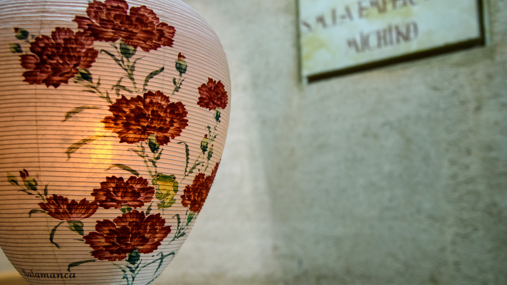 La entrada del Aula Magna “S.M. La Emperatriz Michiko” se vio decorada con un "chōchin" conmemorativo de España y Salamanca
