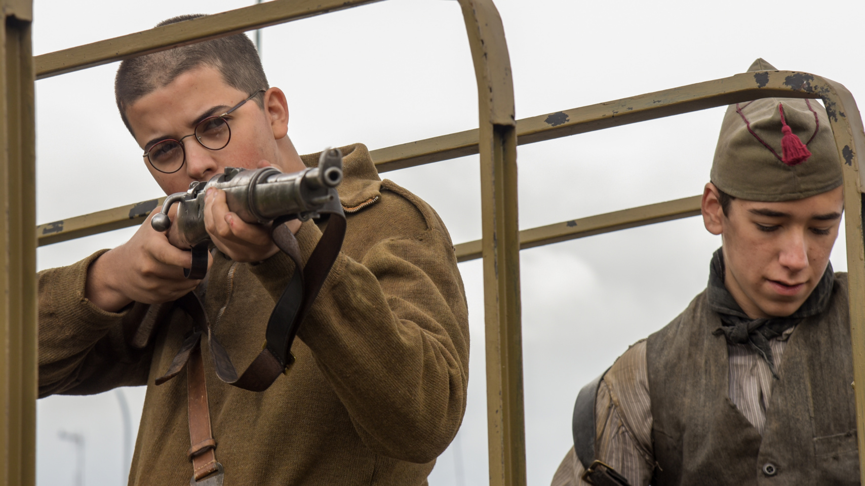 Dos jóvenes de la producción