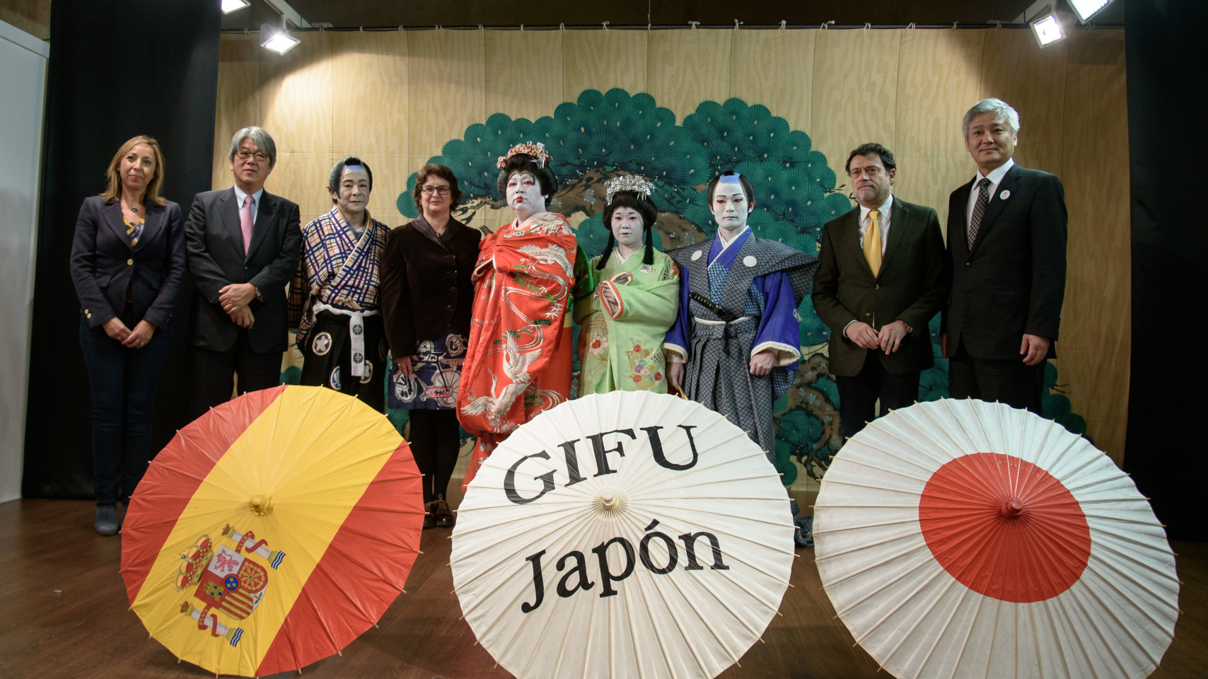 La vicerrectora de Investigación y Transferencia, el embajador de Japón en España, la vicerrectora de Docencia y Evaluación de la Calidad, el director del Centro Cultural Hispano-Japonés y el vicegobernador de la prefectura de Gifu con algunos representantes de Jikabuki