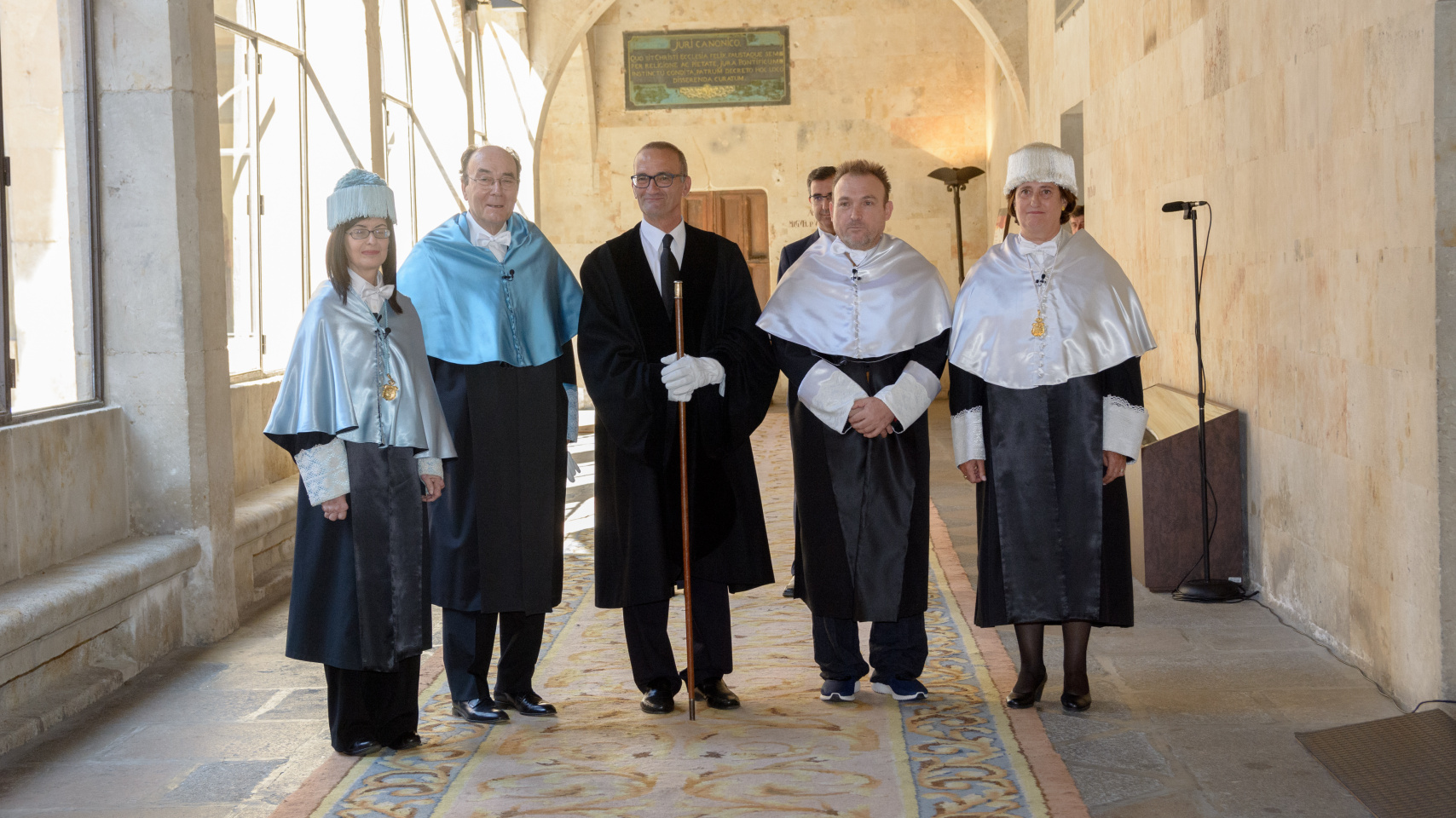 Los nuevos doctores honoris causa, junto con sus madrinas, momentos antes del comienzo de la ceremonia