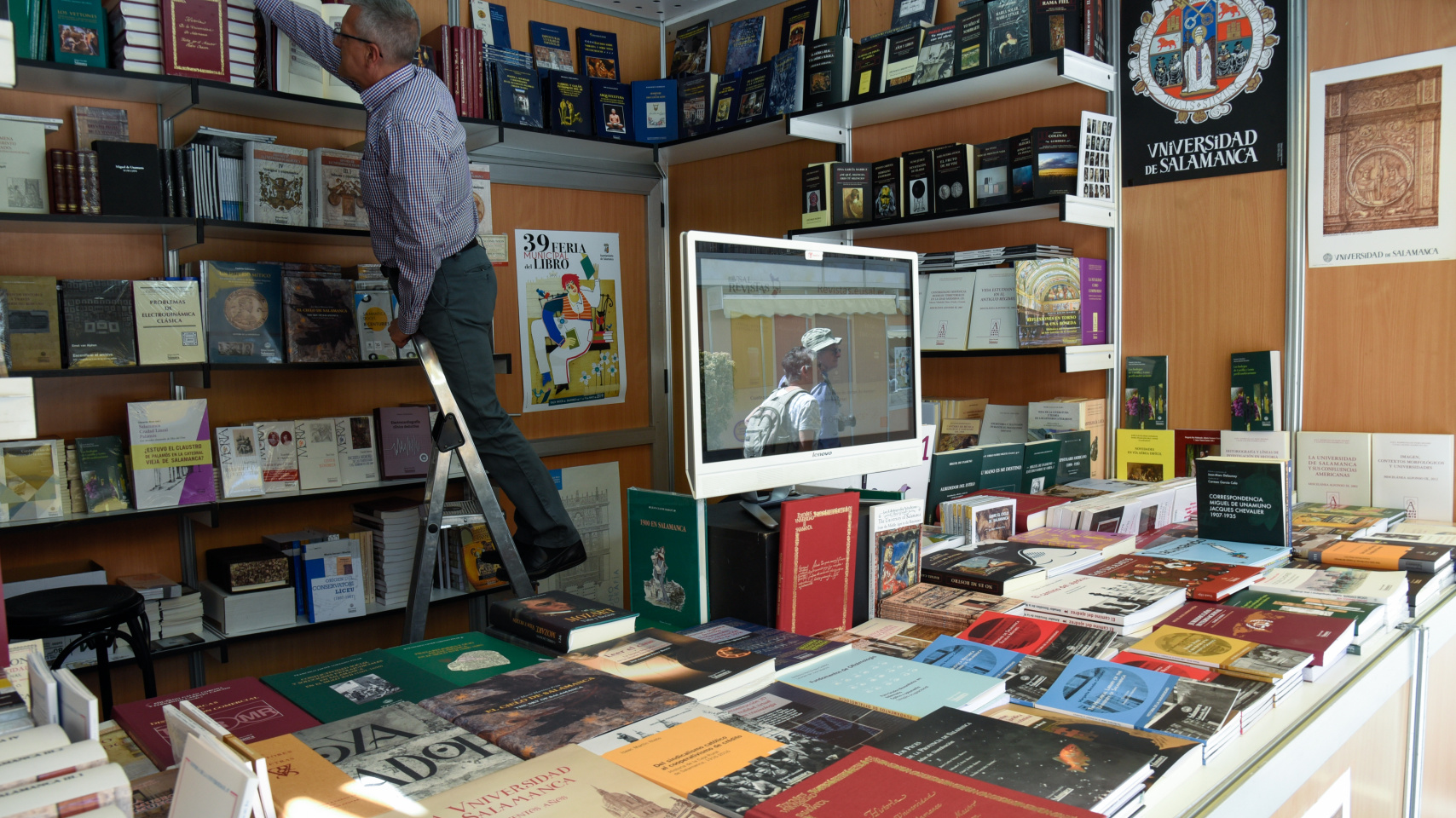 Estand de la Universidad de Salamanca de la Feria del Libro