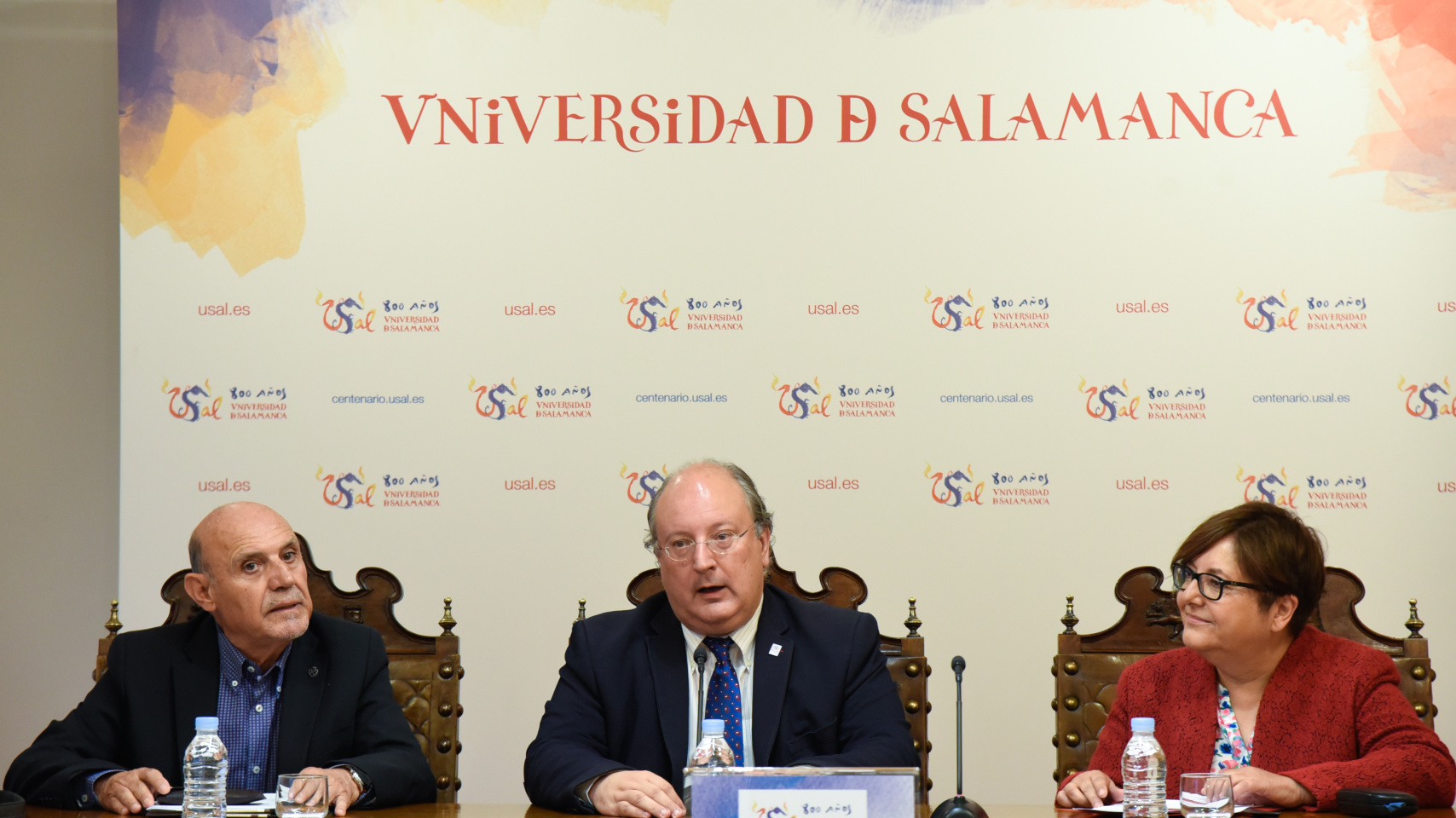 El vicepresidente de la Asociación Béjar 68, Antonio Avilés; el vicerrector de Política Académica y Participación Social, Enrique Cabero, y la presidenta del Centro de Estudios Bejaranos, Josefa Montero, durante la presentación de las Jornadas