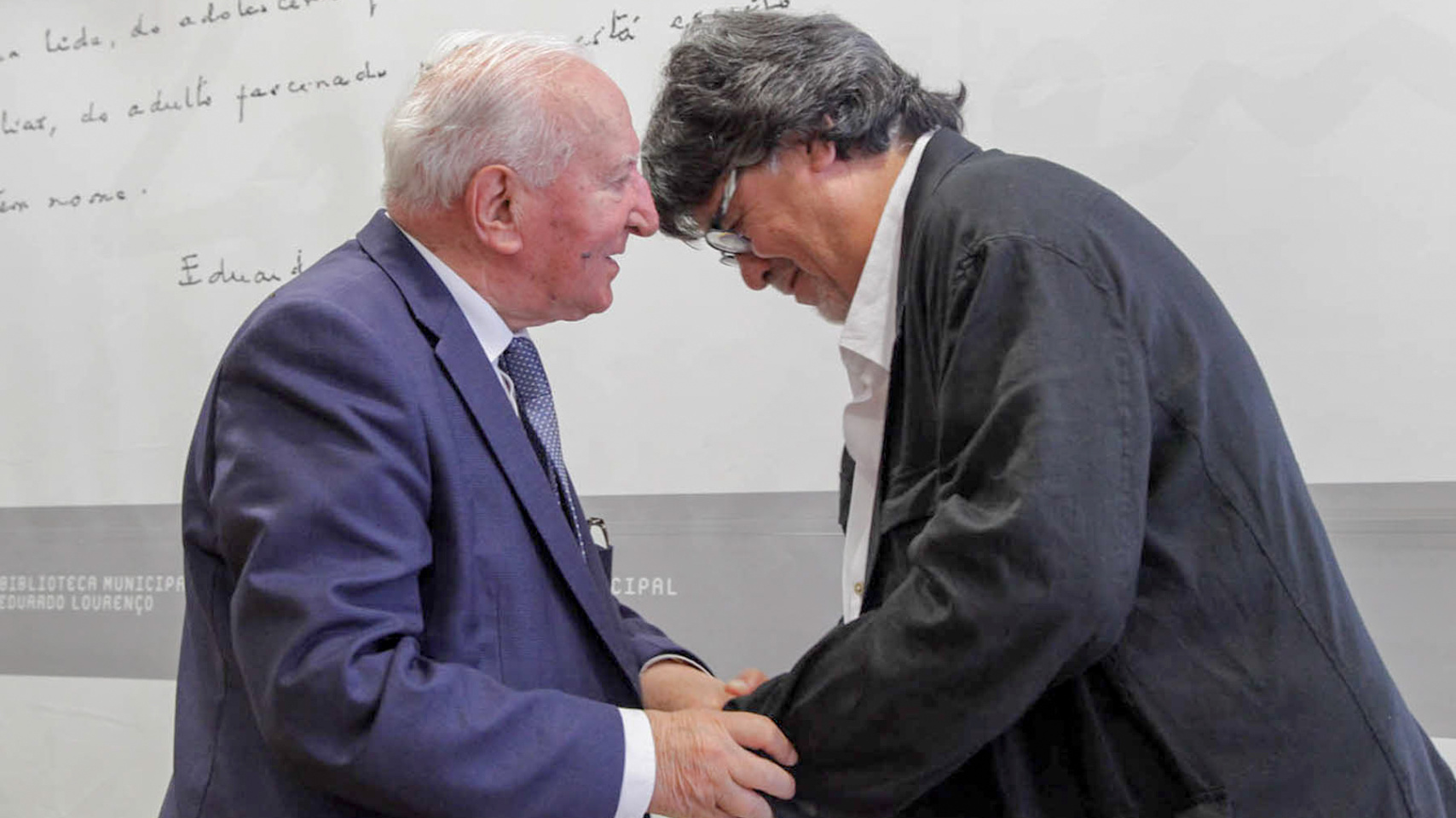 Luis Sepúlveda en el momento de la entrega del premio