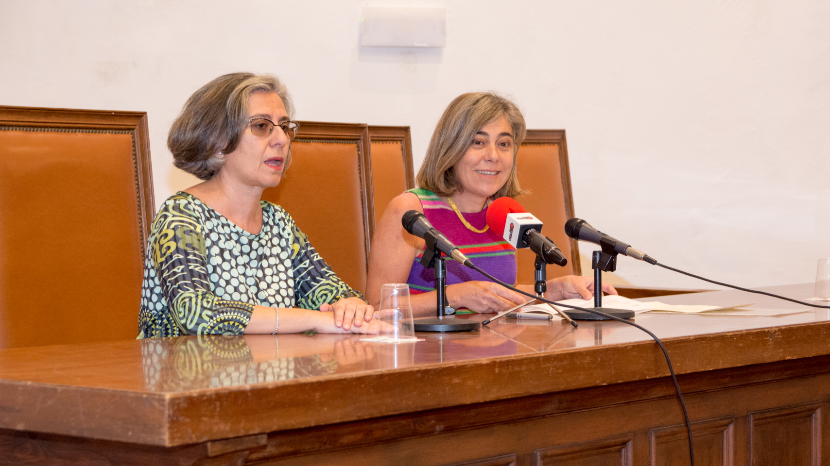 La directora general de Caja Rural de Salamanca, Isabel Martín Arija, y la vicerrectora de Atención al Estudiante y Extensión Universitaria, Cristina Pita, en un momento de la entrega del premio