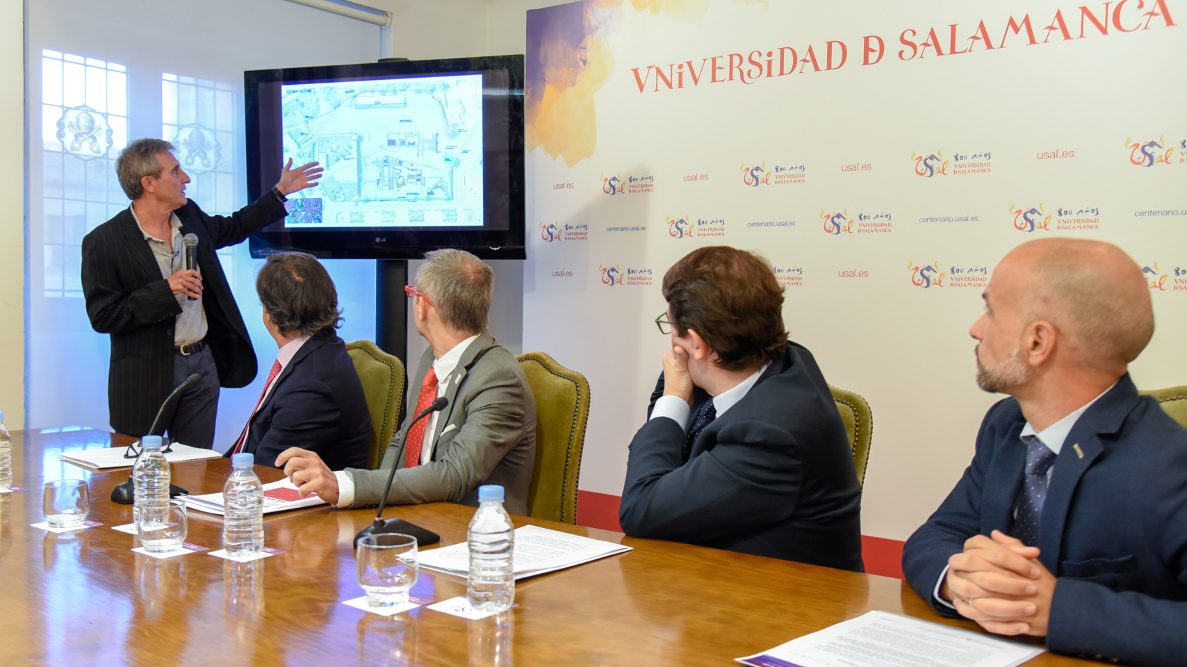 El arquitecto encargado del proyecto, Ángel León, explica las intervenciones que se llevarán a cabo.