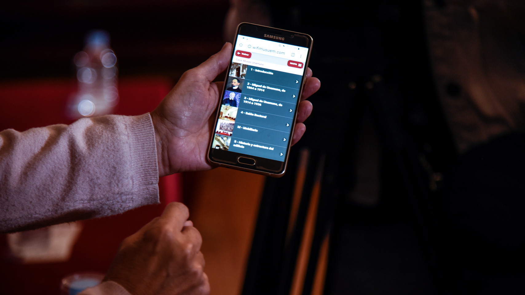 La directora de la Casa - Museo Unamuno hace una demostración del funcionamiento de la app.