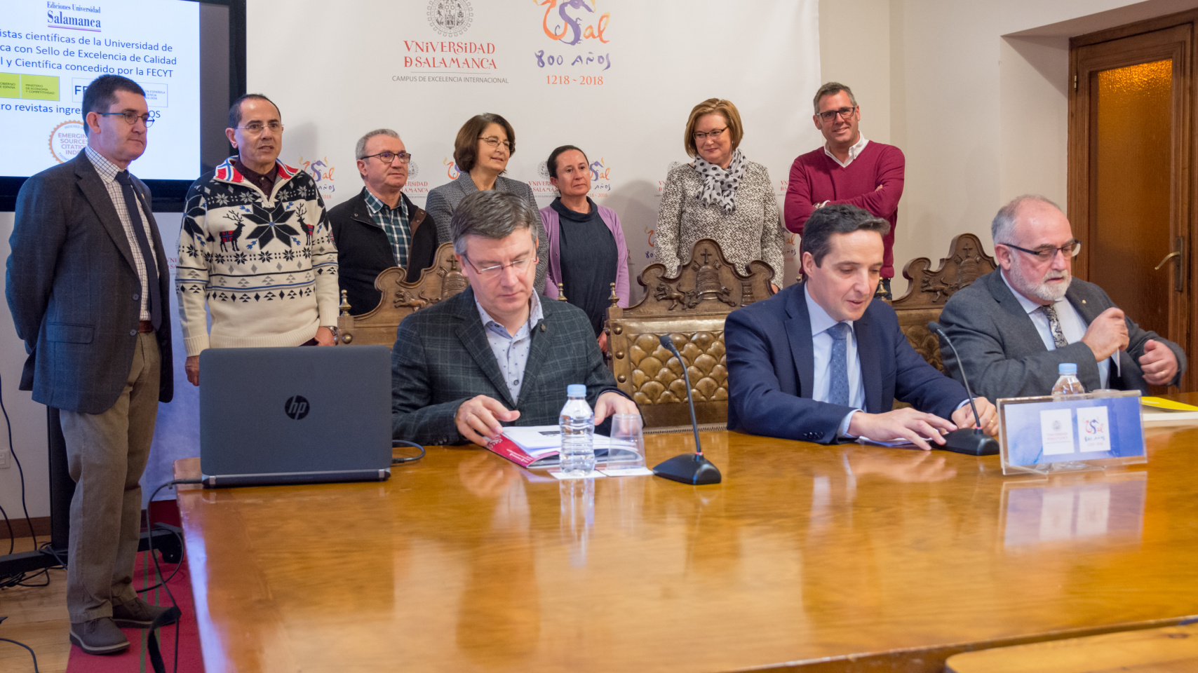 El director de Ediciones, el vicerrector y el director de la revista certificada han estado acompañados por los directores de otras revistas científicas publicadas en la Universidad de Salamanca
