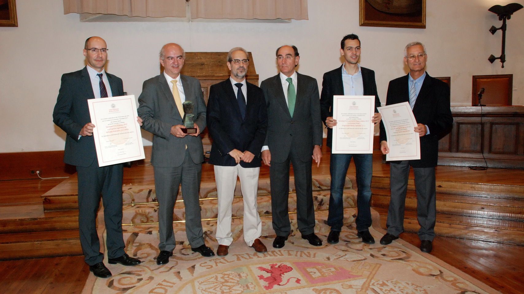 Foto de familia tras la entrega de los premios "Sociedad Civil".