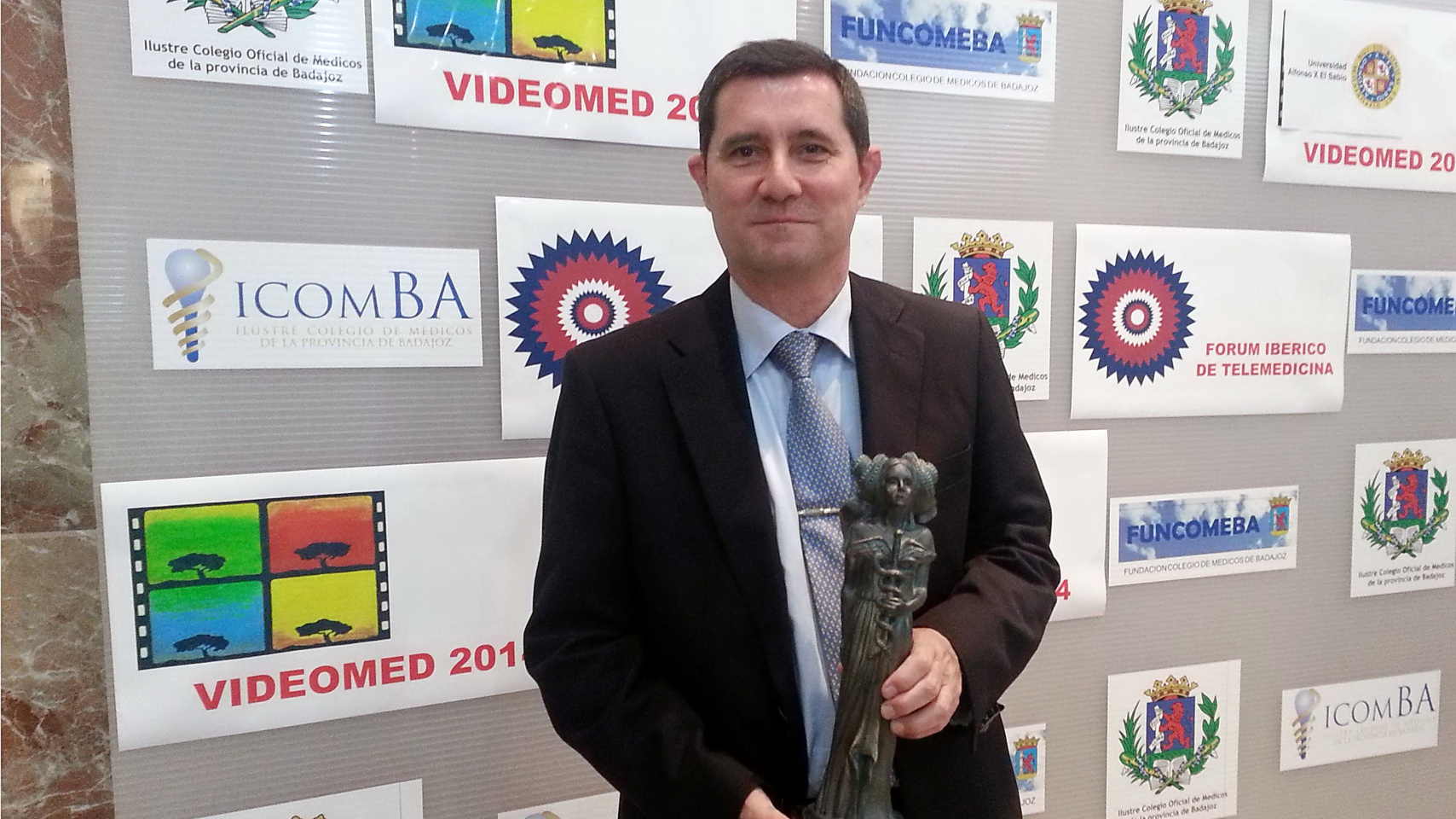 Juan A. Juanes Méndez con el Premio Videomed 2014 recibido en el XIX Certamen Internacional de Cine Médico.
