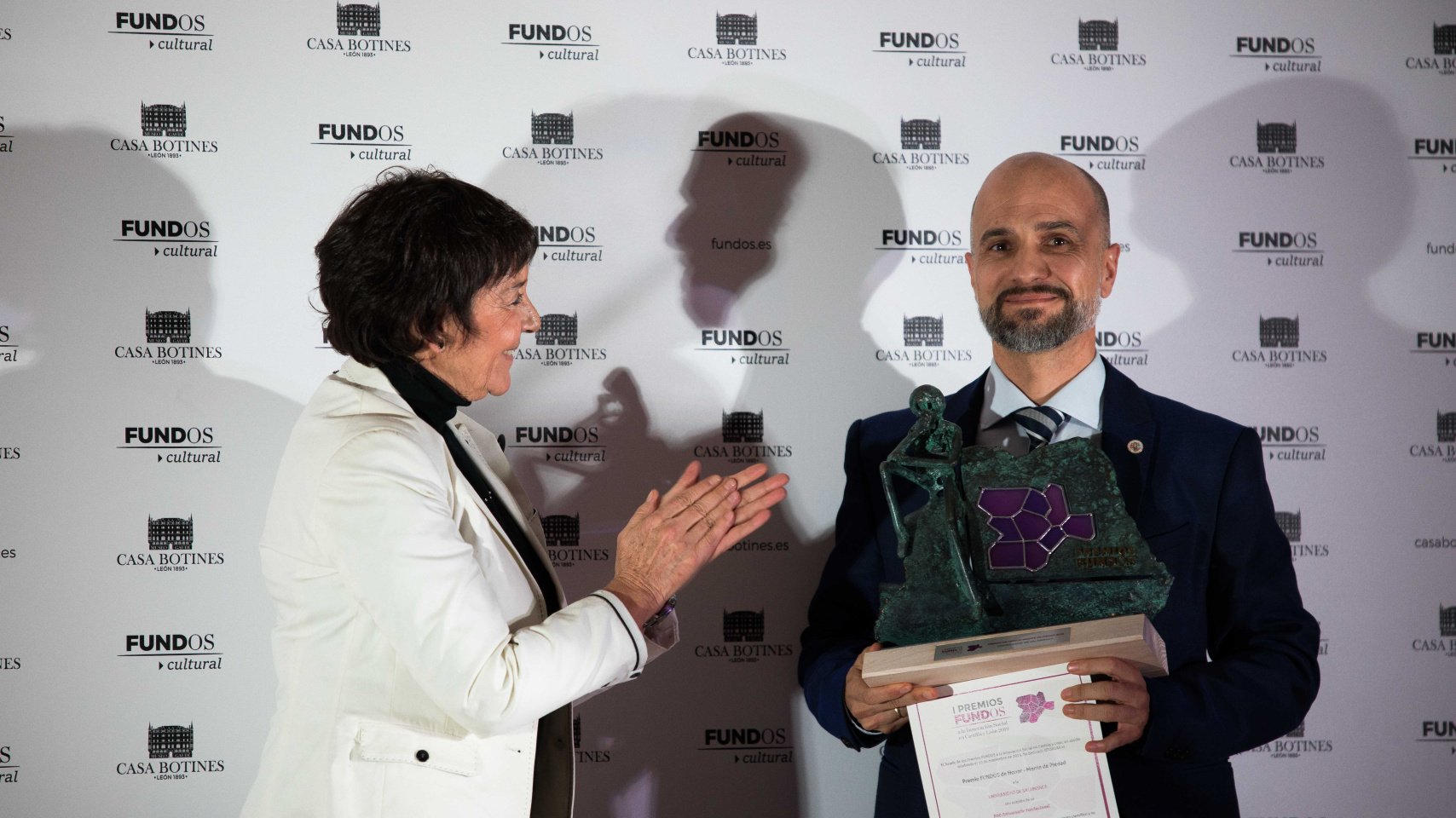 El vicerrector de Economía, Javier González Benito,recogiendo el premio