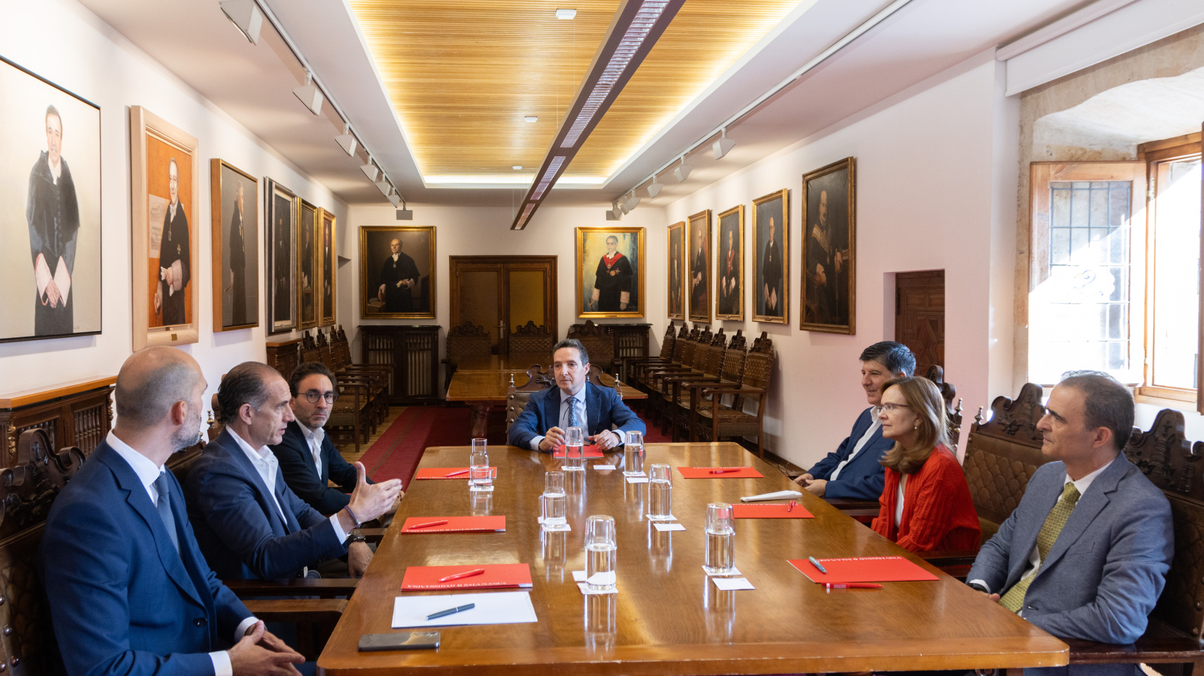 Reunión de trabajo del rector Juan Manuel Corchado con los miembros del Grupo Recoletas en el Rectorado