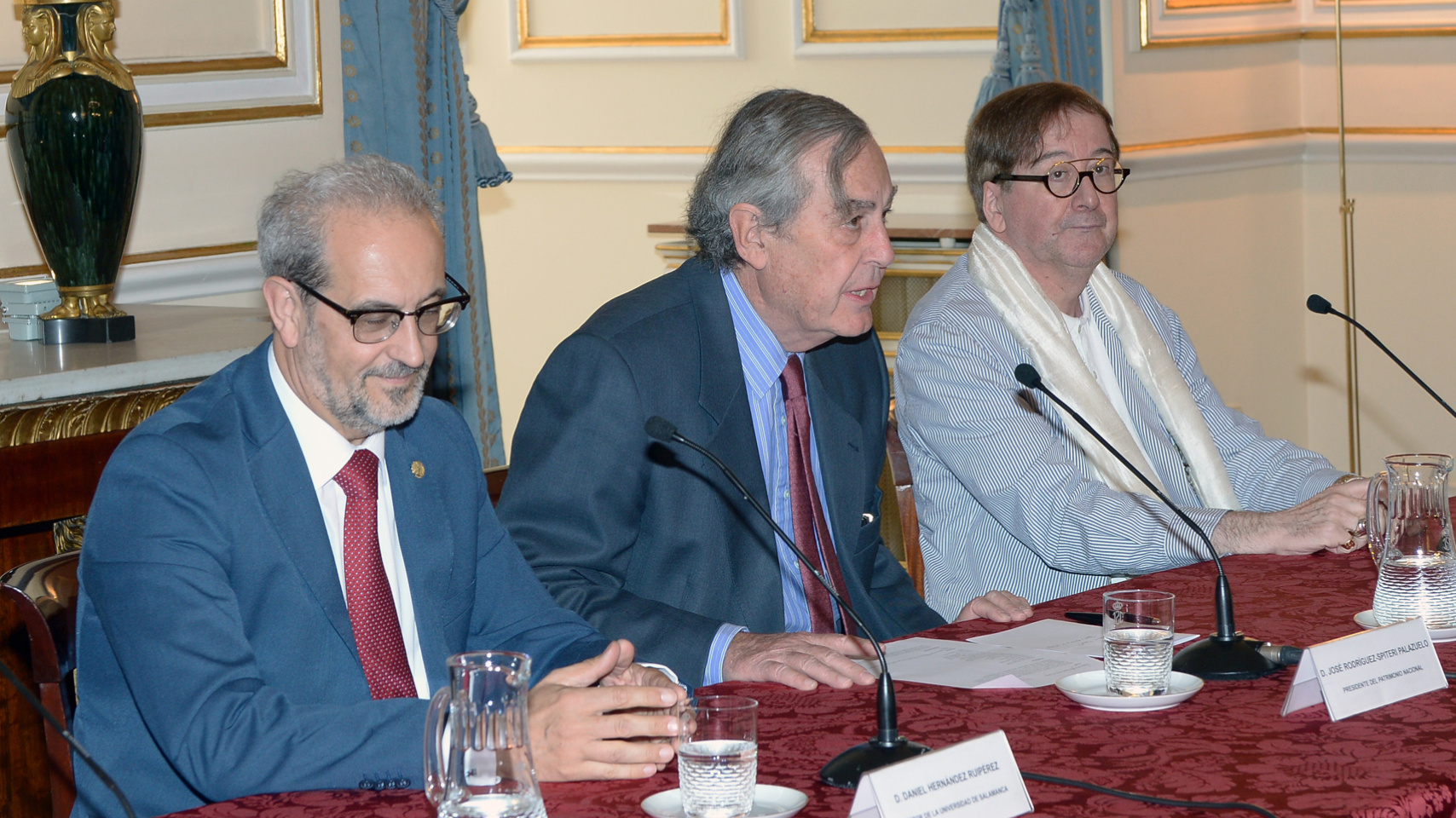 Daniel Hernández Ruipérez, José Rodríguez-Spiteri y Luis Antonio de Villena en el momento de leer el fallo del jurado.