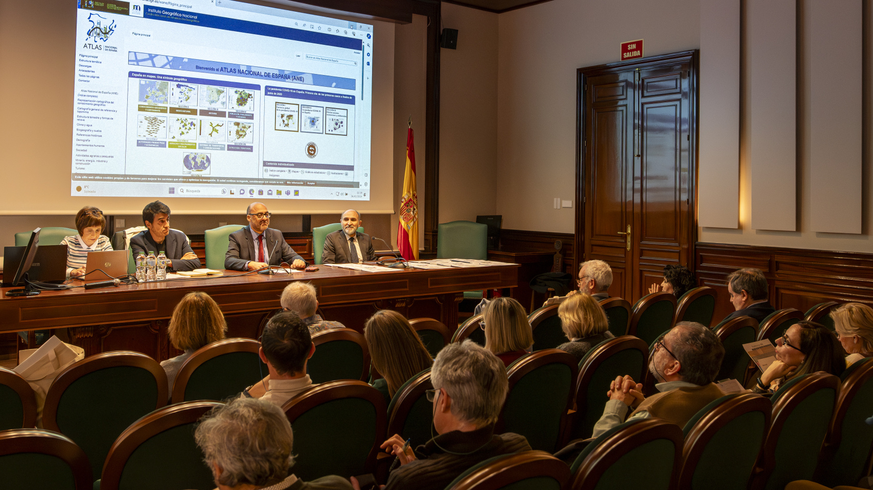 Representantes de la Red ANEXXI junto a los profesores de Geografía de la USAL en el Instituto Geográfico Nacional (IGN),