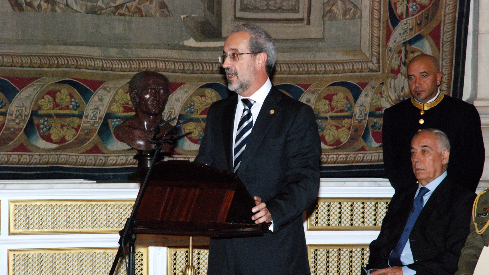 El rector, Daniel Hernández Ruipérez, durante su discurso.