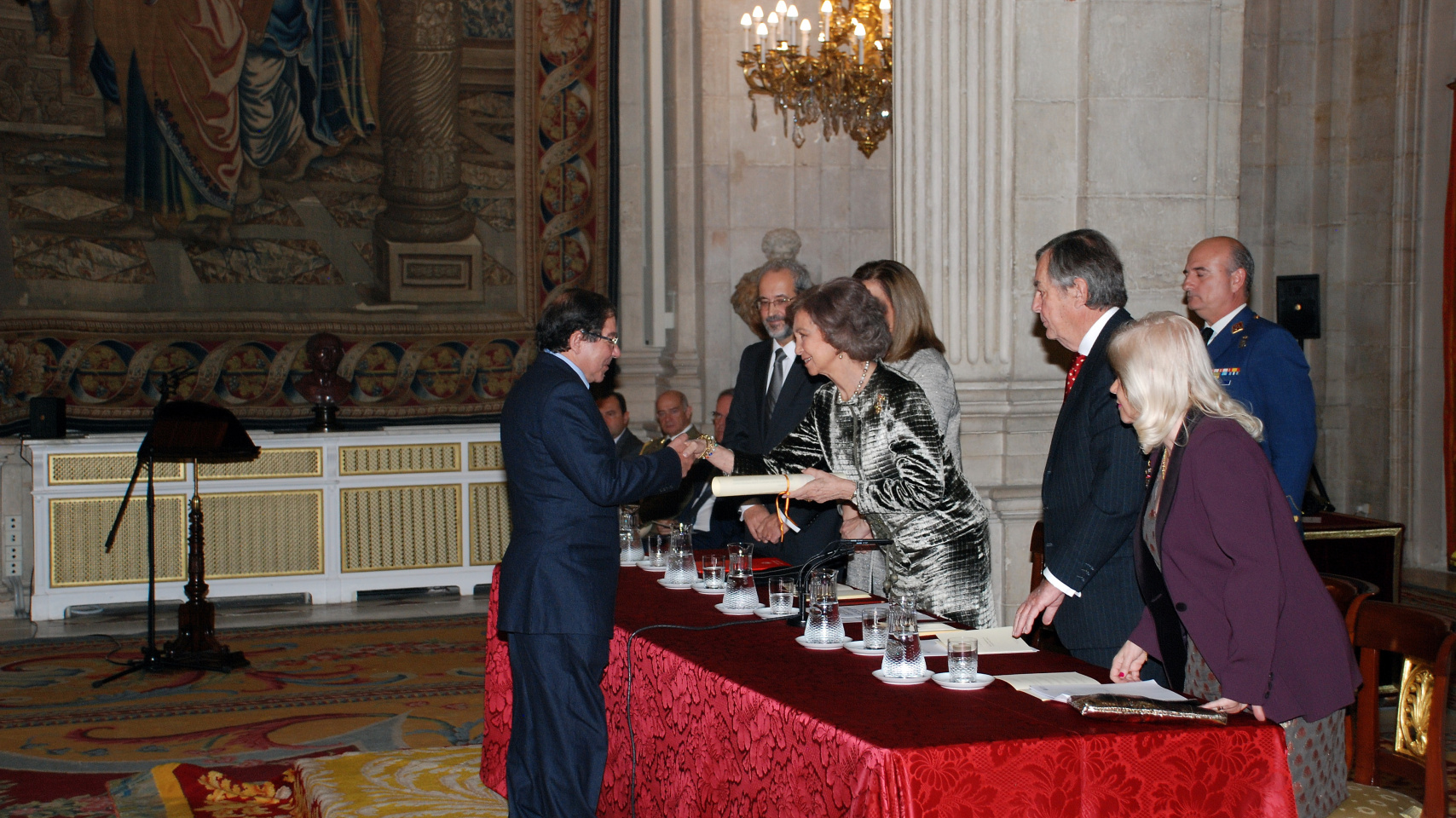 La Reina Doña Sofía hace entrega del premio el poeta Nuno Júdice.