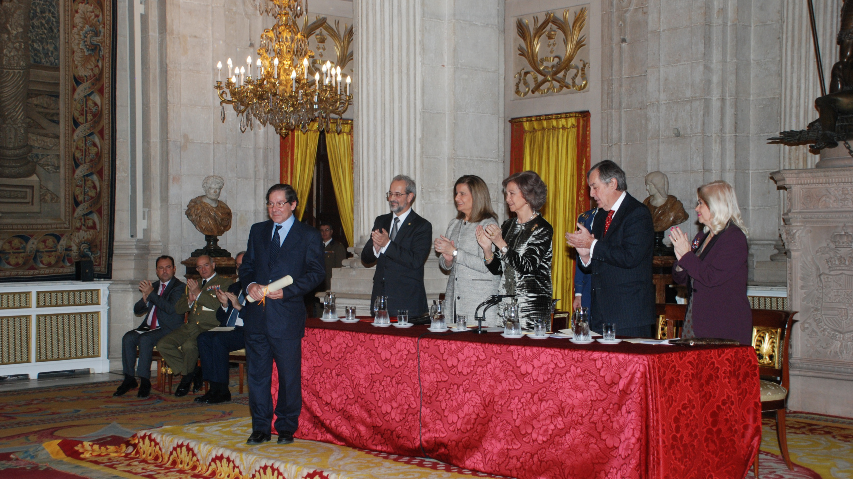Momento de la entrega del galardón a Nuno Júdice.