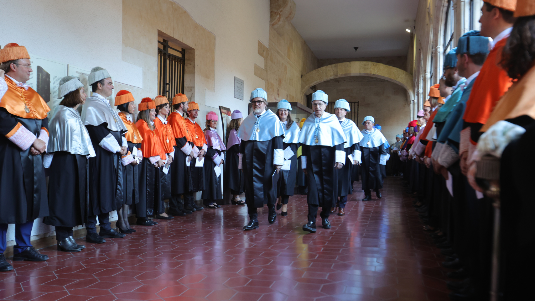 El cortejo académico se dirige al Salón de Grados