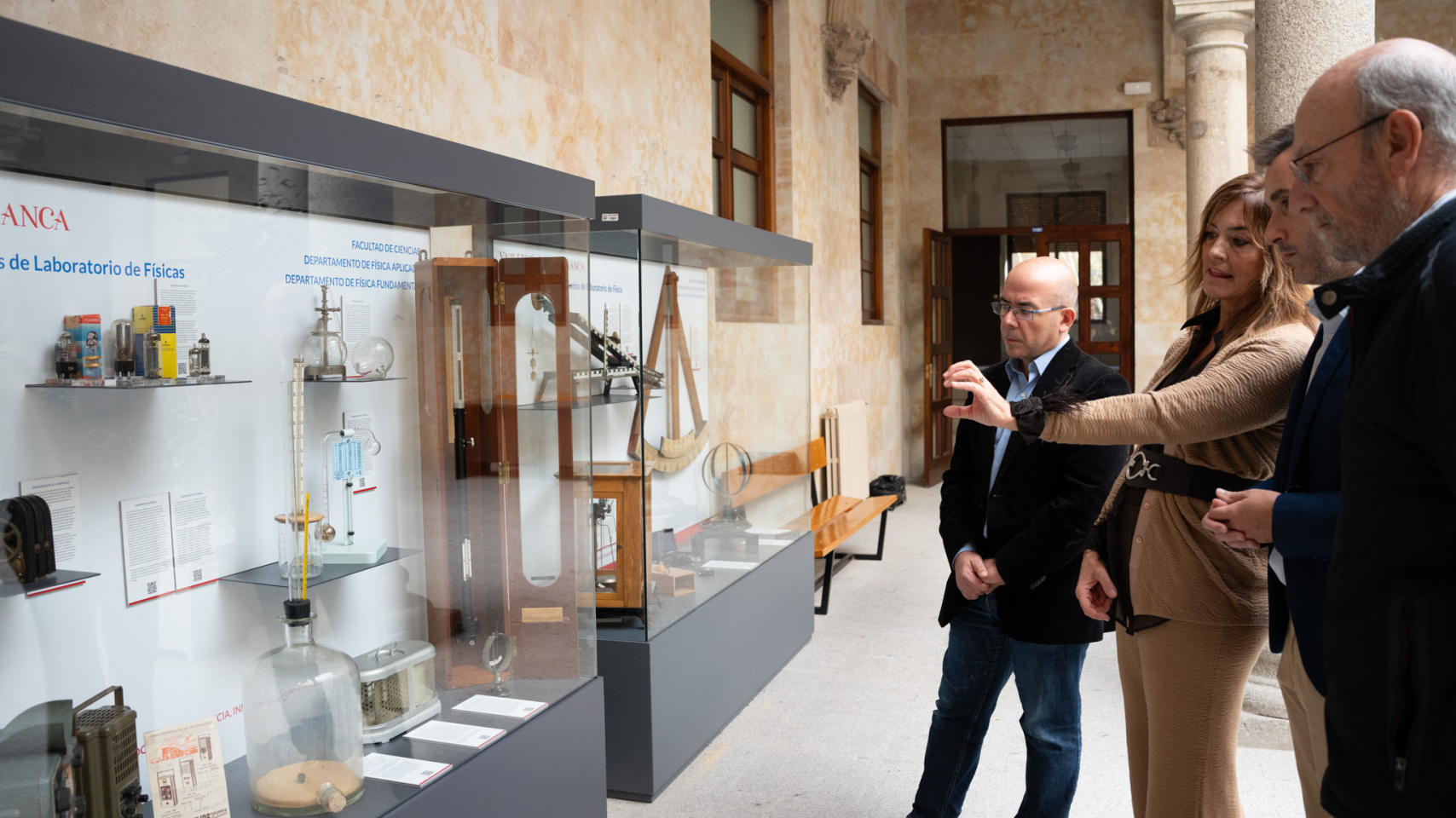 Colección de Laboratorio de Físicas de la Universidad de Salamanca en el Claustro del Edificio Trilingüe de la Facultad de Ciencias