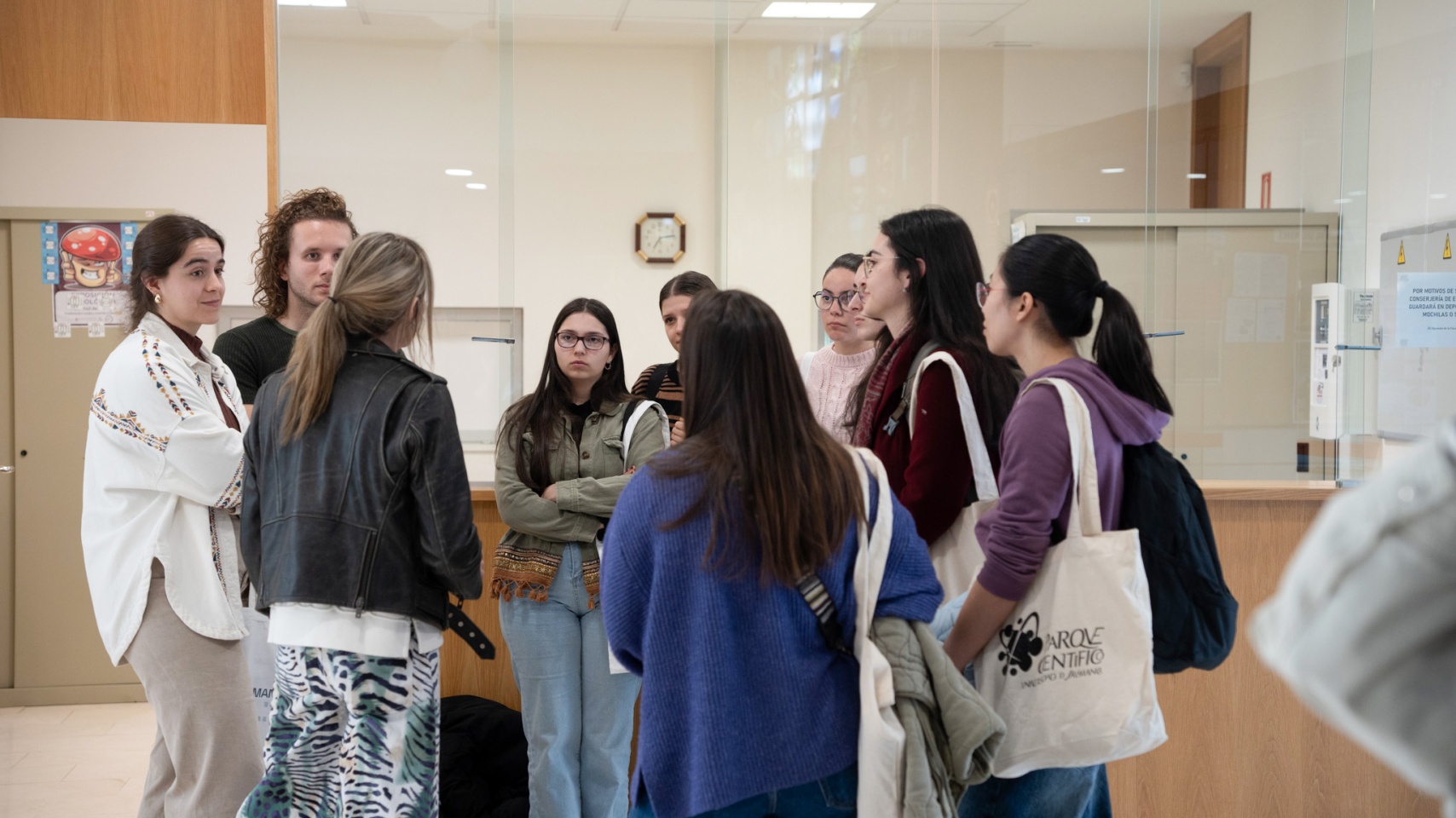 Estudiantes durante las jornadas en el Edificio Dioscórides de la Facultad de Biología