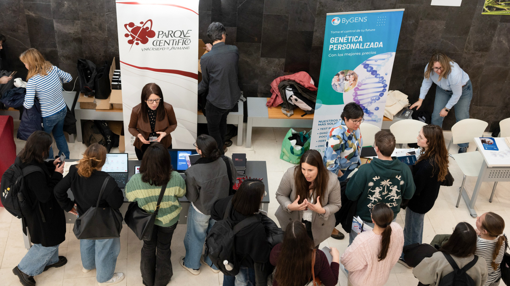 Estudiantes durante las jornadas en el Edificio Dioscórides de la Facultad de Biología
